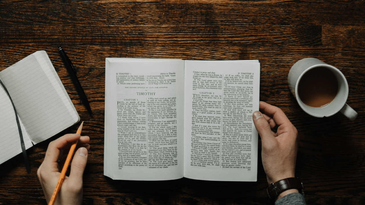 Page de Livre Blanc Sur Une Table en Bois Marron. Wallpaper in 1280x720 Resolution