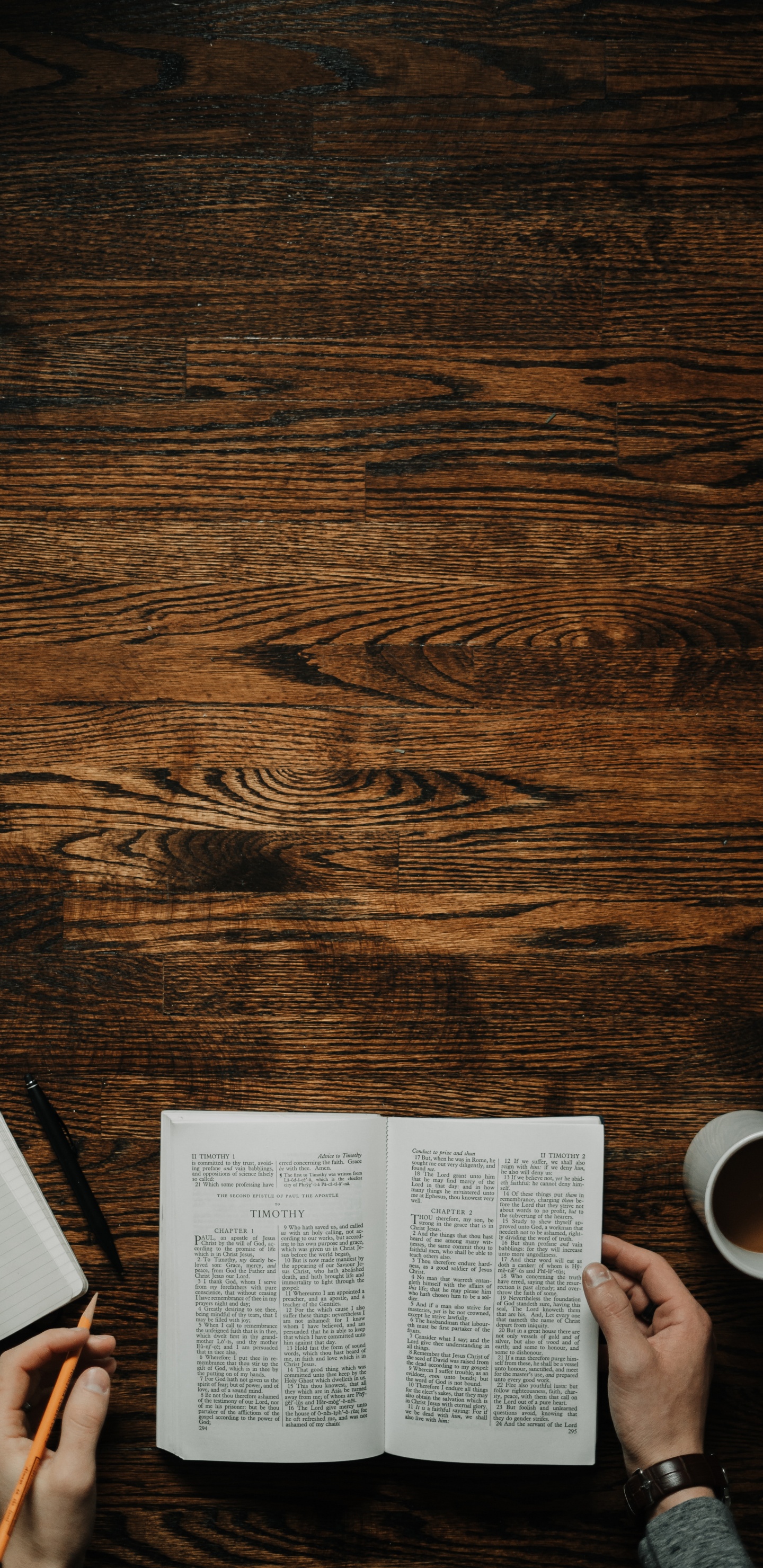 Page de Livre Blanc Sur Une Table en Bois Marron. Wallpaper in 1440x2960 Resolution
