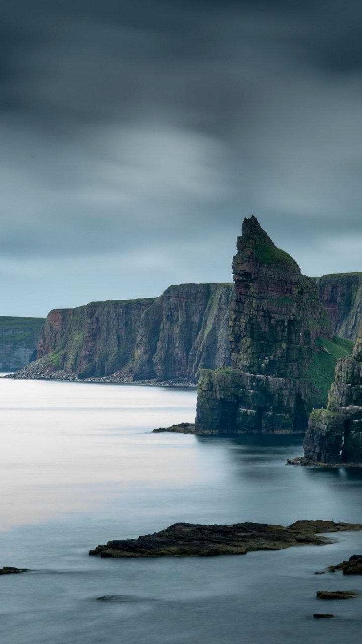 Gray and Green Mountain Under Gray Sky. Wallpaper in 720x1280 Resolution