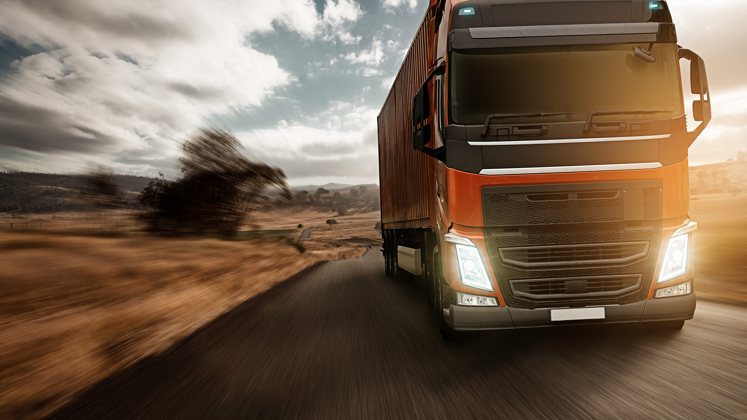 Braun-weißer LKW Tagsüber Unterwegs. Wallpaper in 2560x1440 Resolution