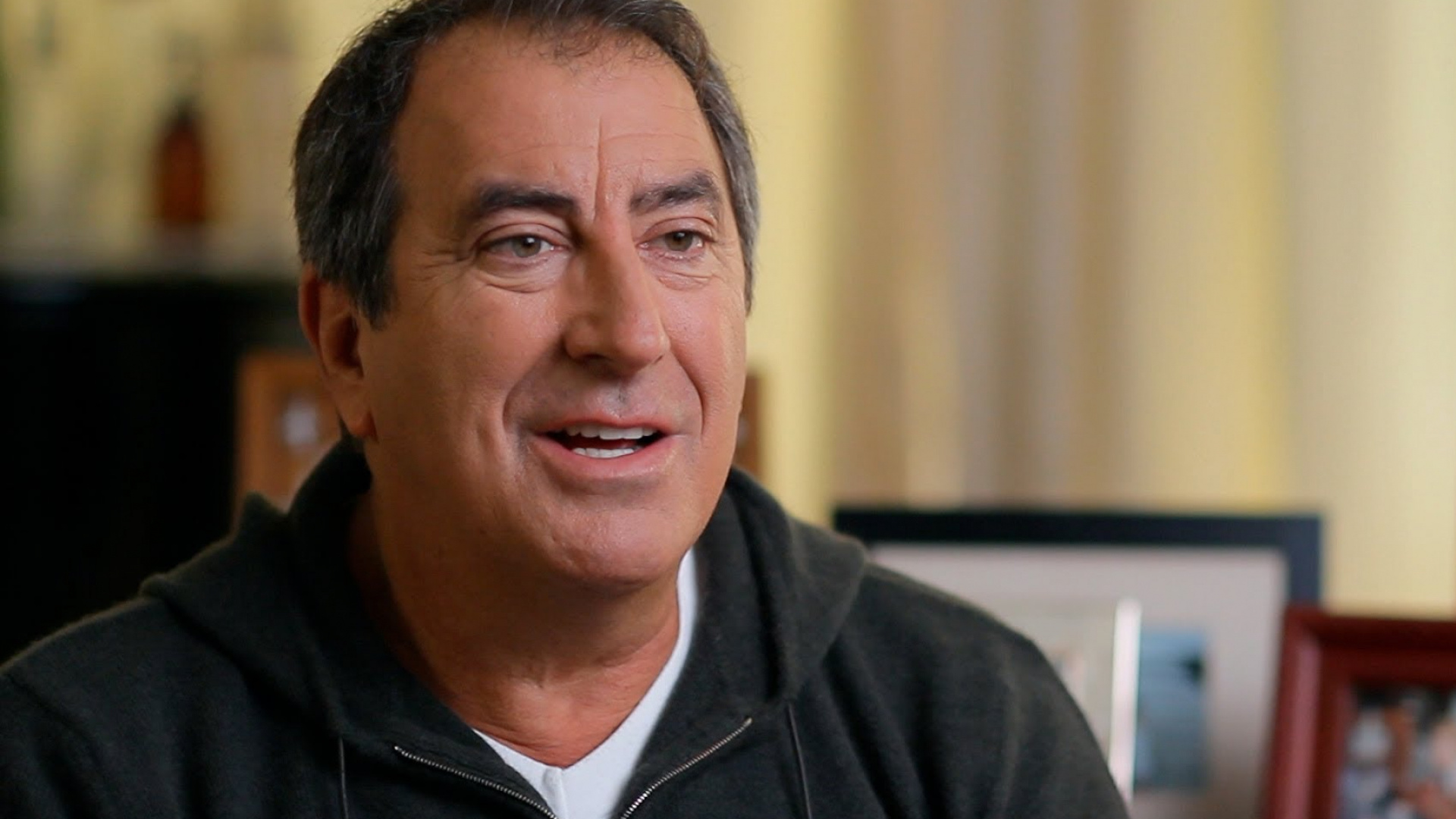 Homme en Polo Noir. Wallpaper in 1920x1080 Resolution