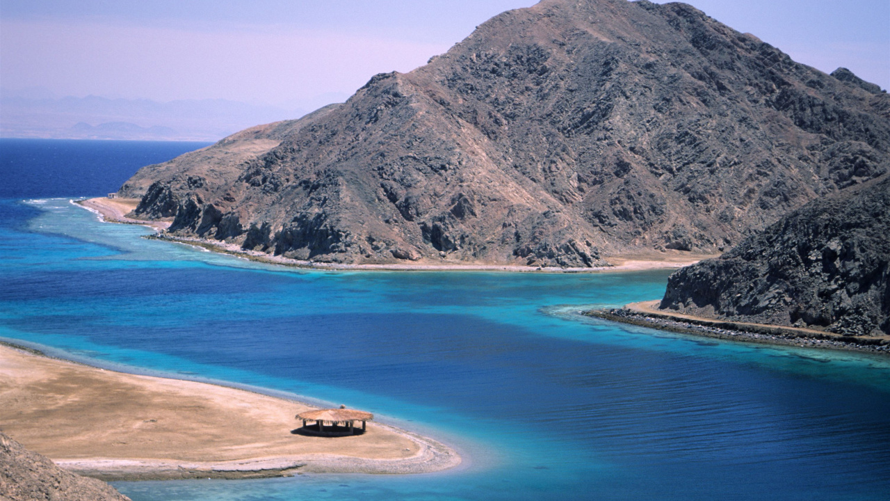 Montagne Brune et Verte à Côté D'un Plan D'eau Pendant la Journée. Wallpaper in 1280x720 Resolution