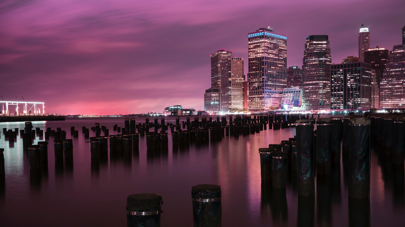 Horizon de la Ville à Travers le Plan D'eau Pendant la Nuit. Wallpaper in 1366x768 Resolution