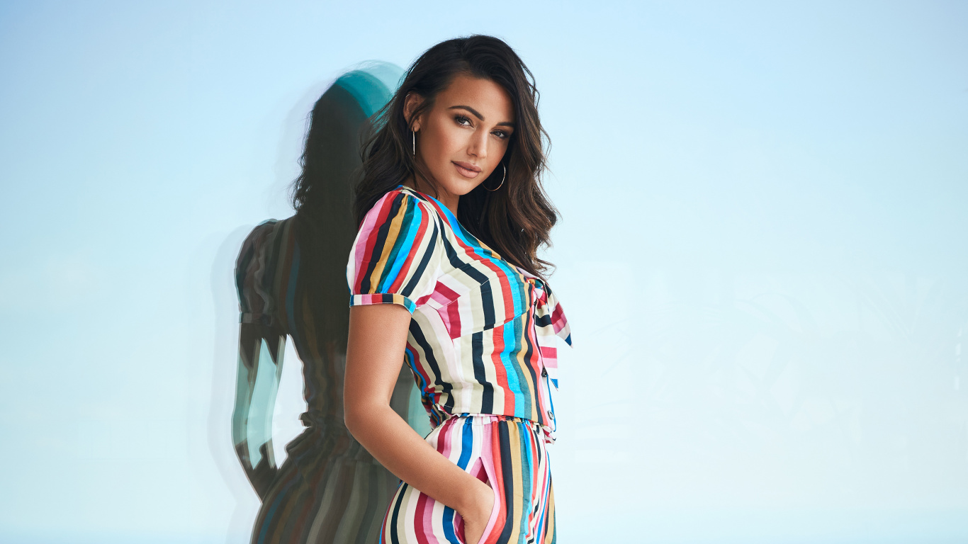 Michelle Keegan, Calle Coronación, Azure, Prenda de Una Pieza, Cuello. Wallpaper in 1366x768 Resolution