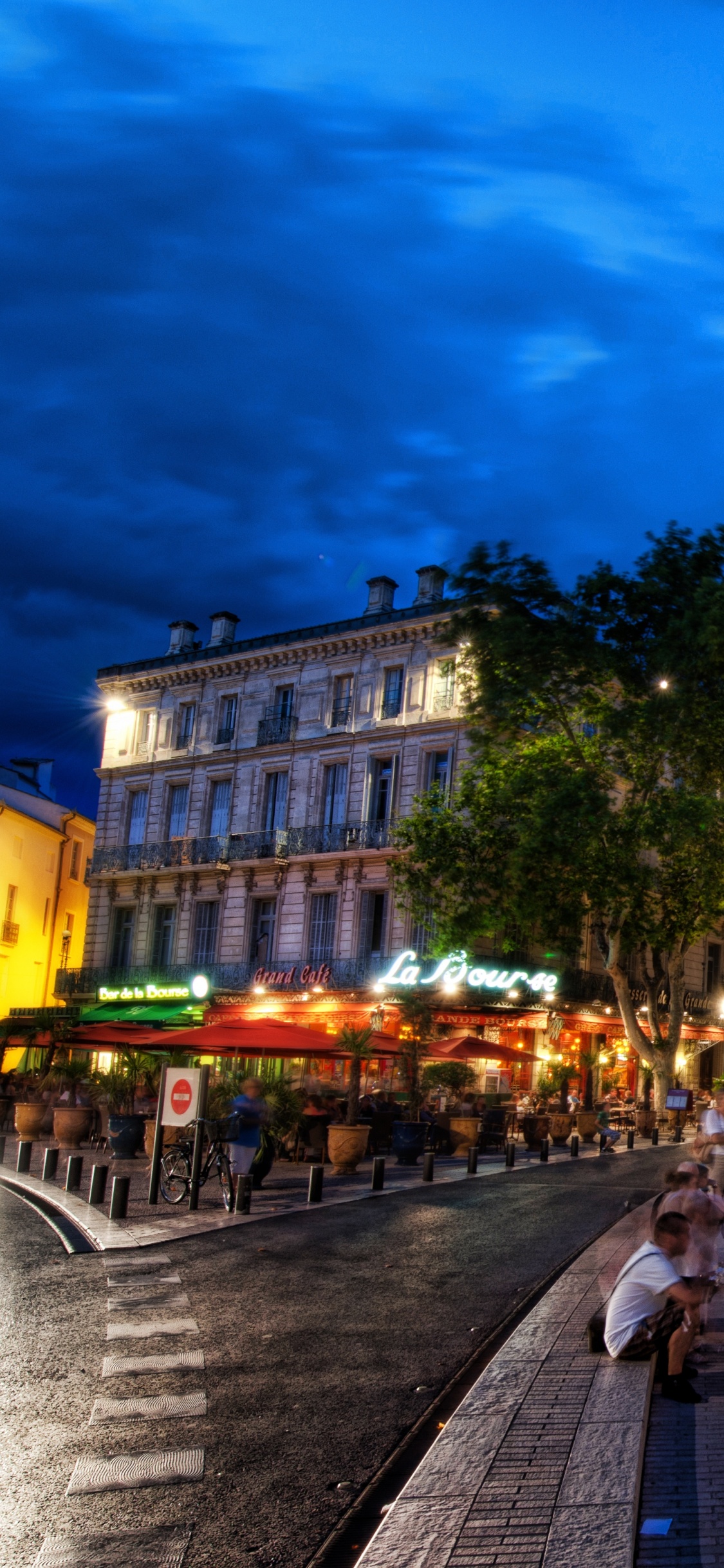 Personnes Marchant Sur le Trottoir Près du Bâtiment Pendant la Journée. Wallpaper in 1125x2436 Resolution