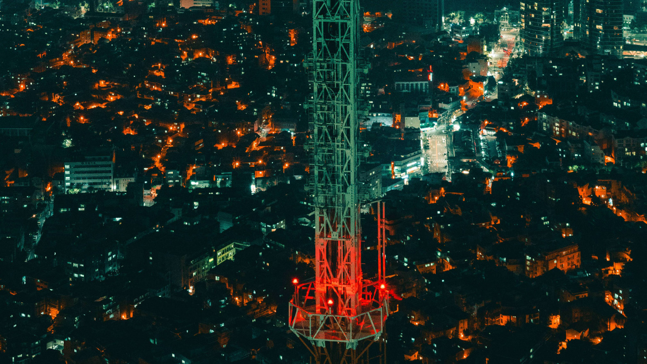 Roter Metallturm Während Der Nacht. Wallpaper in 1280x720 Resolution