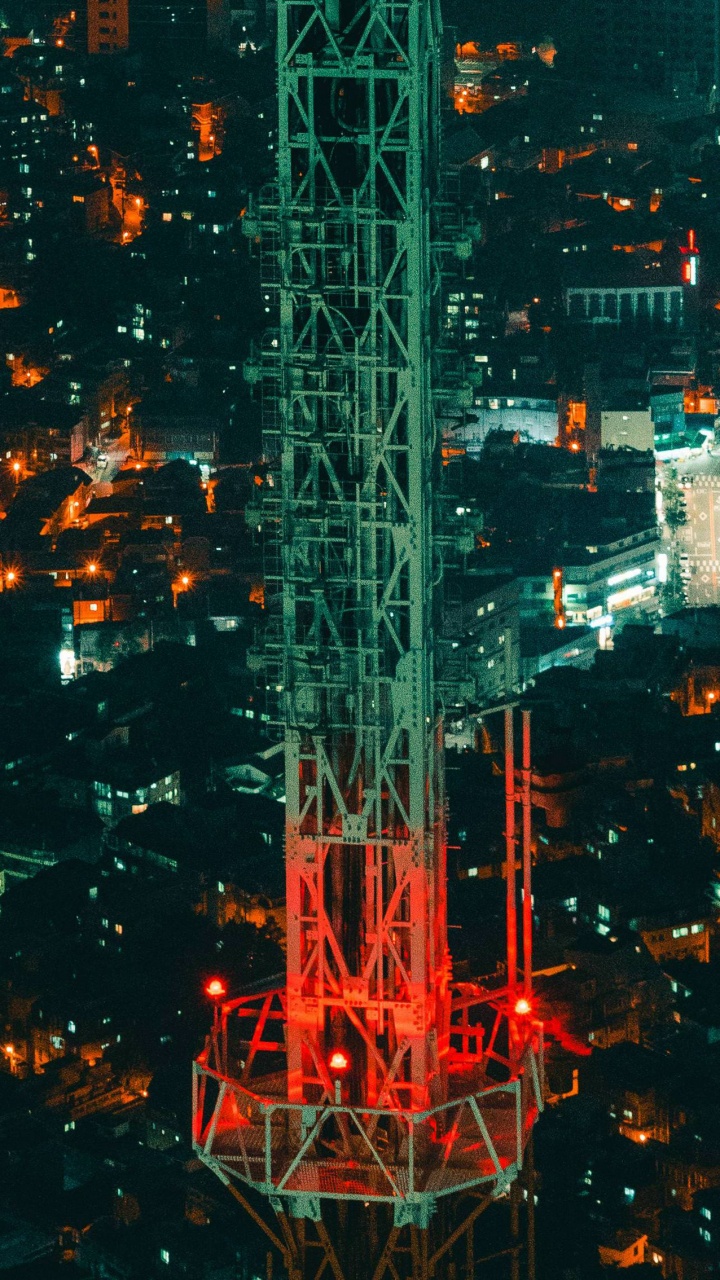 Roter Metallturm Während Der Nacht. Wallpaper in 720x1280 Resolution