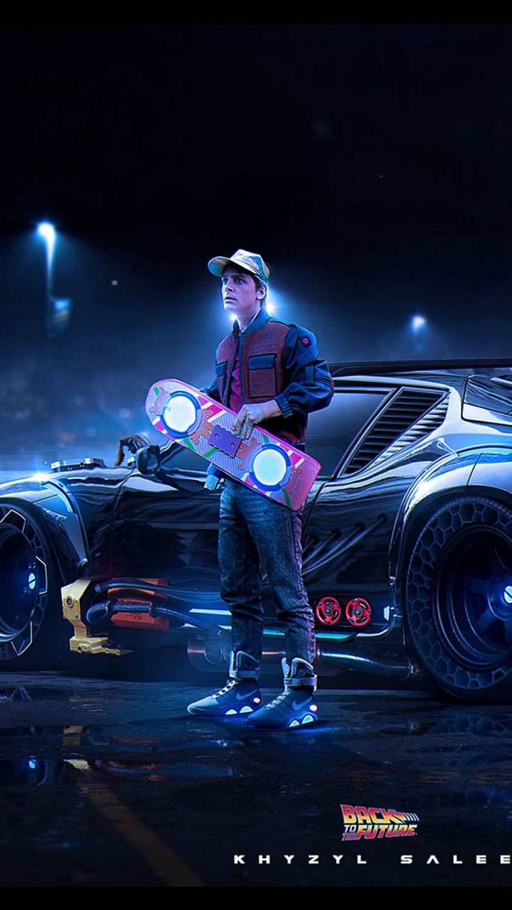 Homme en Veste Bleue à Cheval Sur Une Voiture de Sport Noire. Wallpaper in 720x1280 Resolution