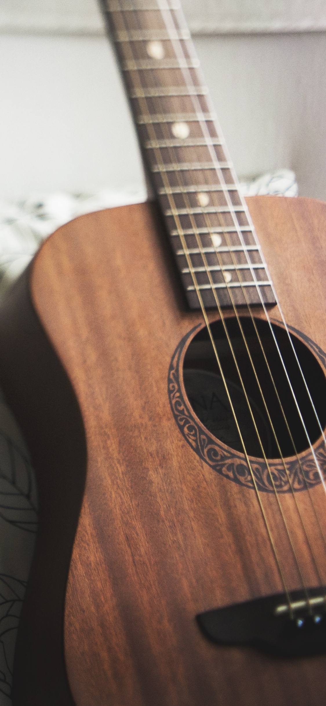 Akustikgitarre, Konzertgitarre, Gezupfte Saiteninstrumente, Musikinstrument, Akustische Musik. Wallpaper in 1125x2436 Resolution