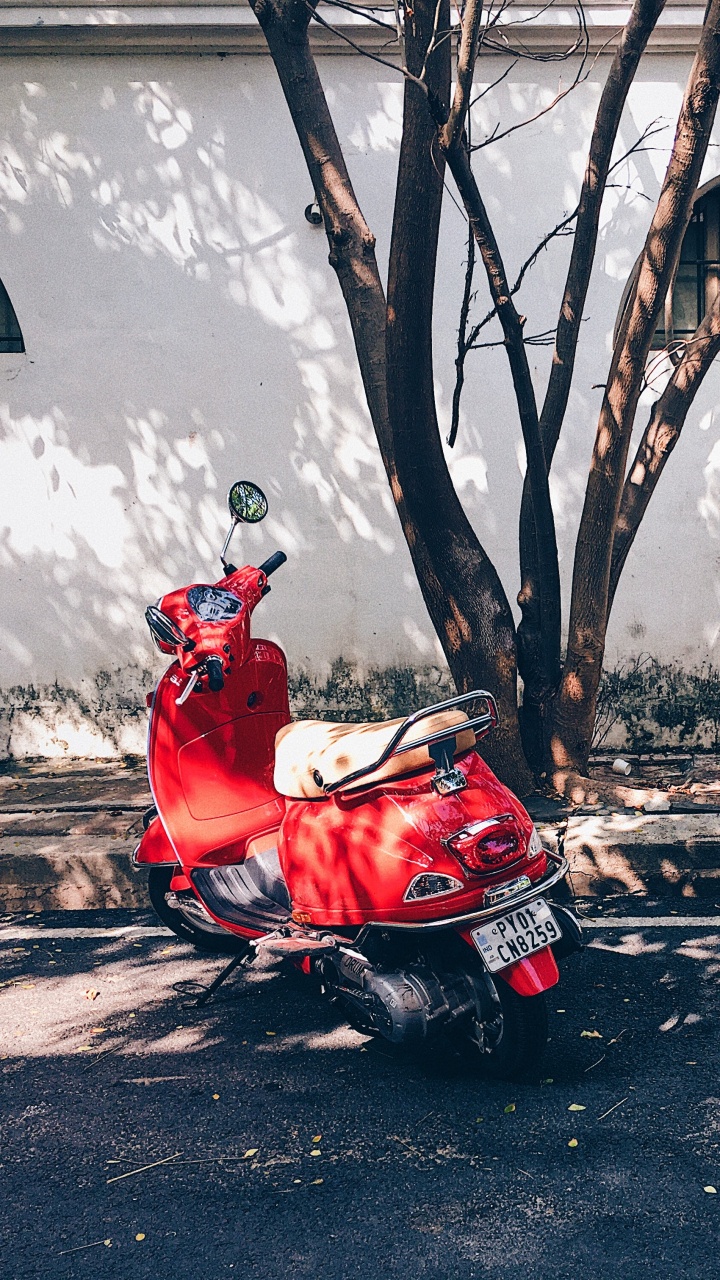 Mann in Roter Jacke, Der Tagsüber Mit Rotem Motorroller Unterwegs Ist. Wallpaper in 720x1280 Resolution