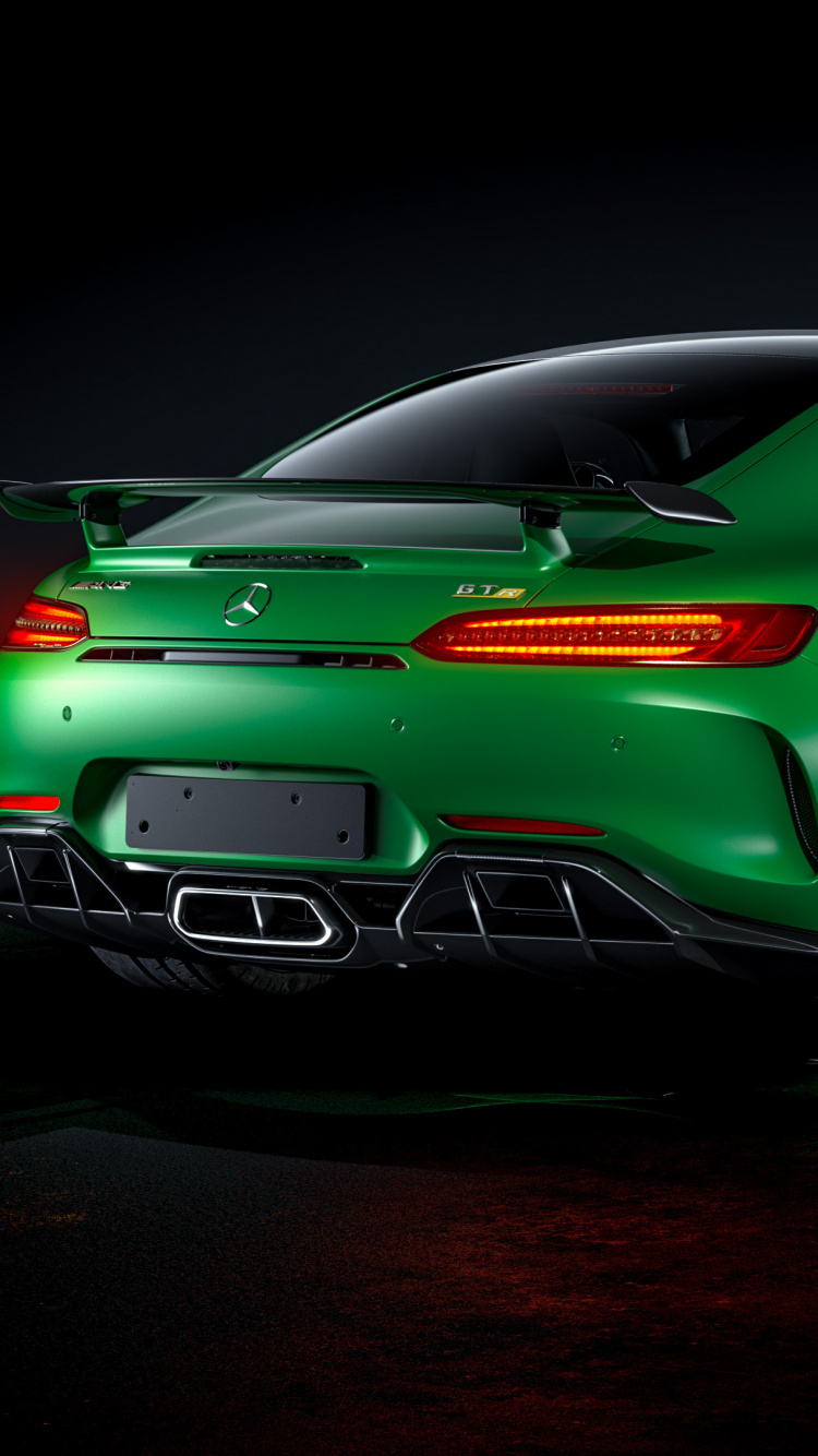 Porsche 911 Verte Sur Fond Noir. Wallpaper in 750x1334 Resolution