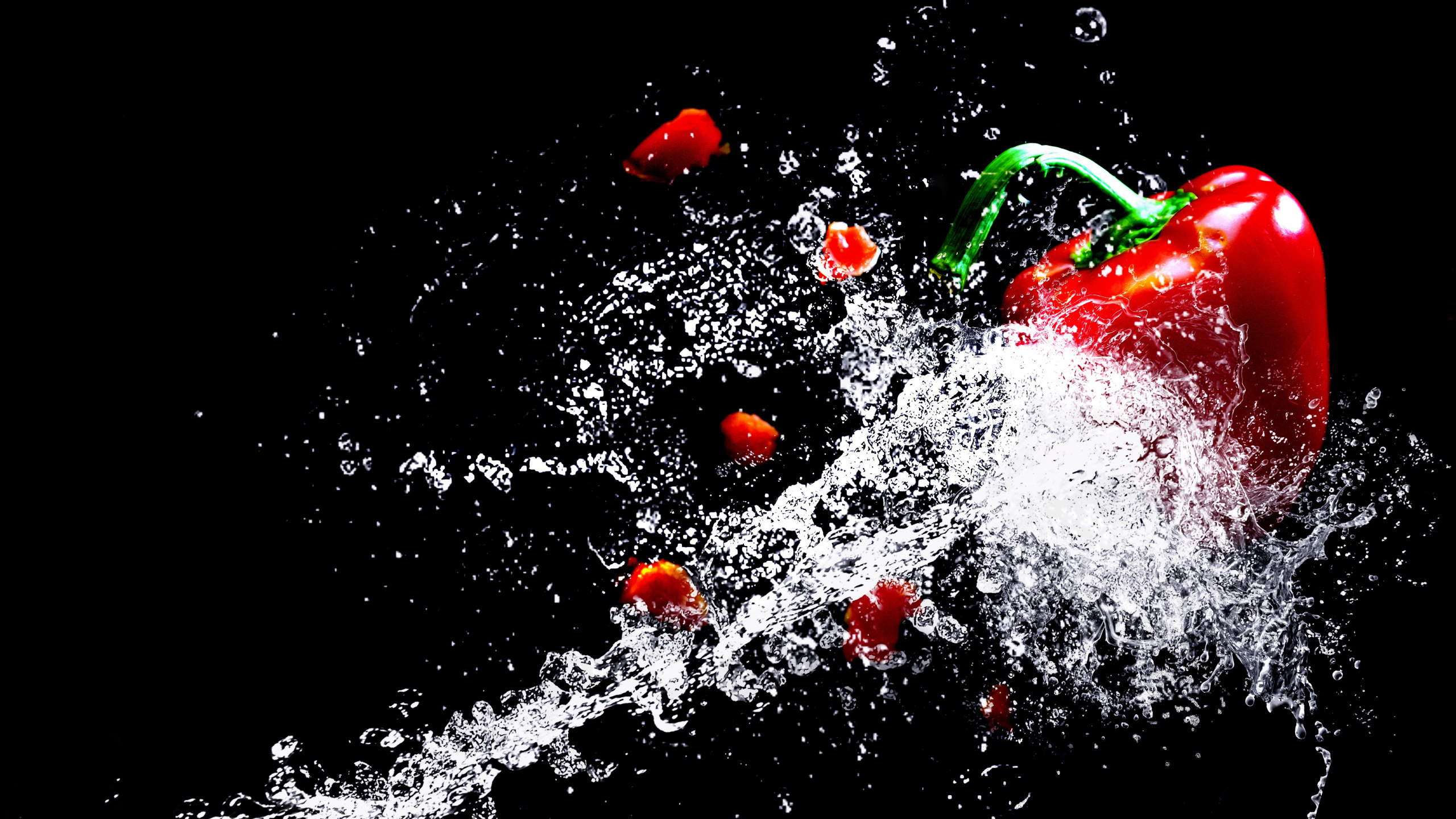 Salpicaduras de Agua Roja y Verde. Wallpaper in 2560x1440 Resolution