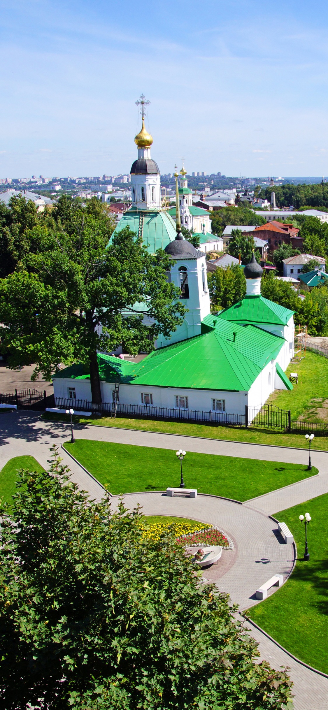 Bâtiment en Béton Vert et Blanc Entouré D'arbres Verts Pendant la Journée. Wallpaper in 1125x2436 Resolution