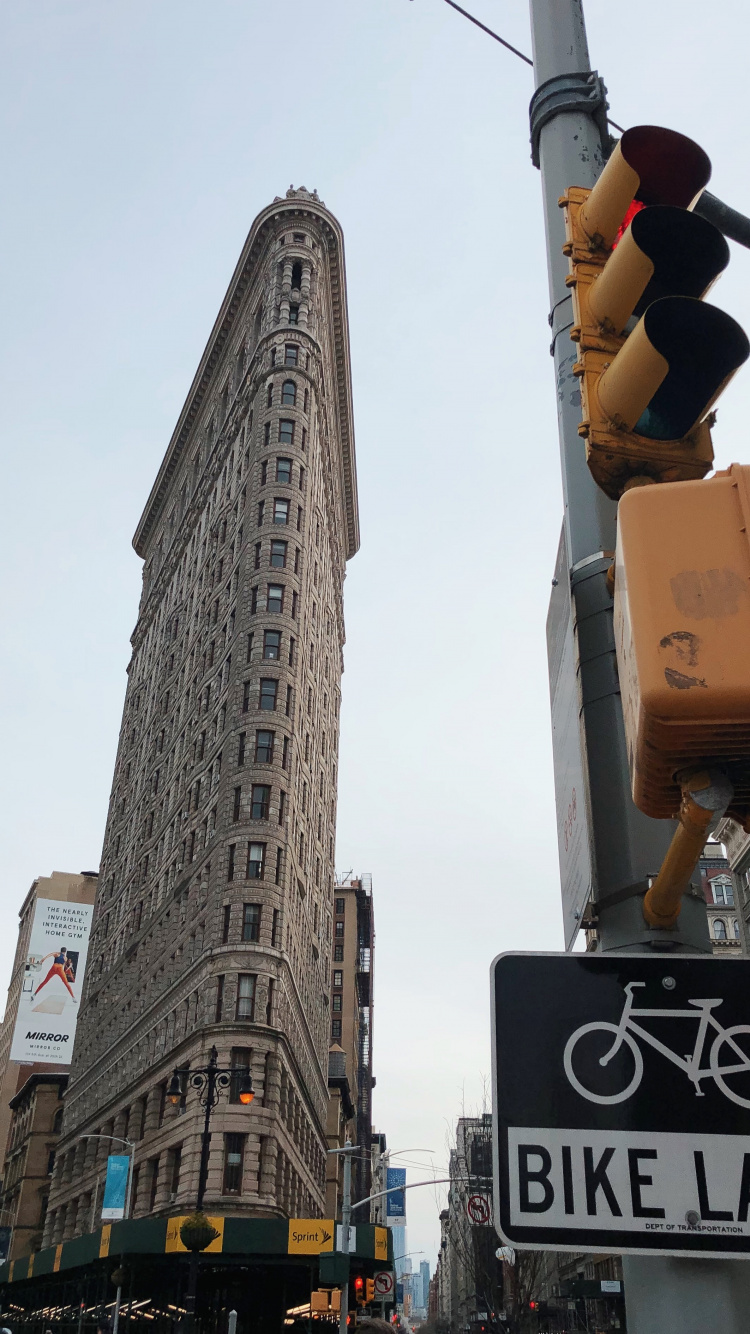 Letrero de la Calle de la Ciudad en Blanco y Negro. Wallpaper in 750x1334 Resolution