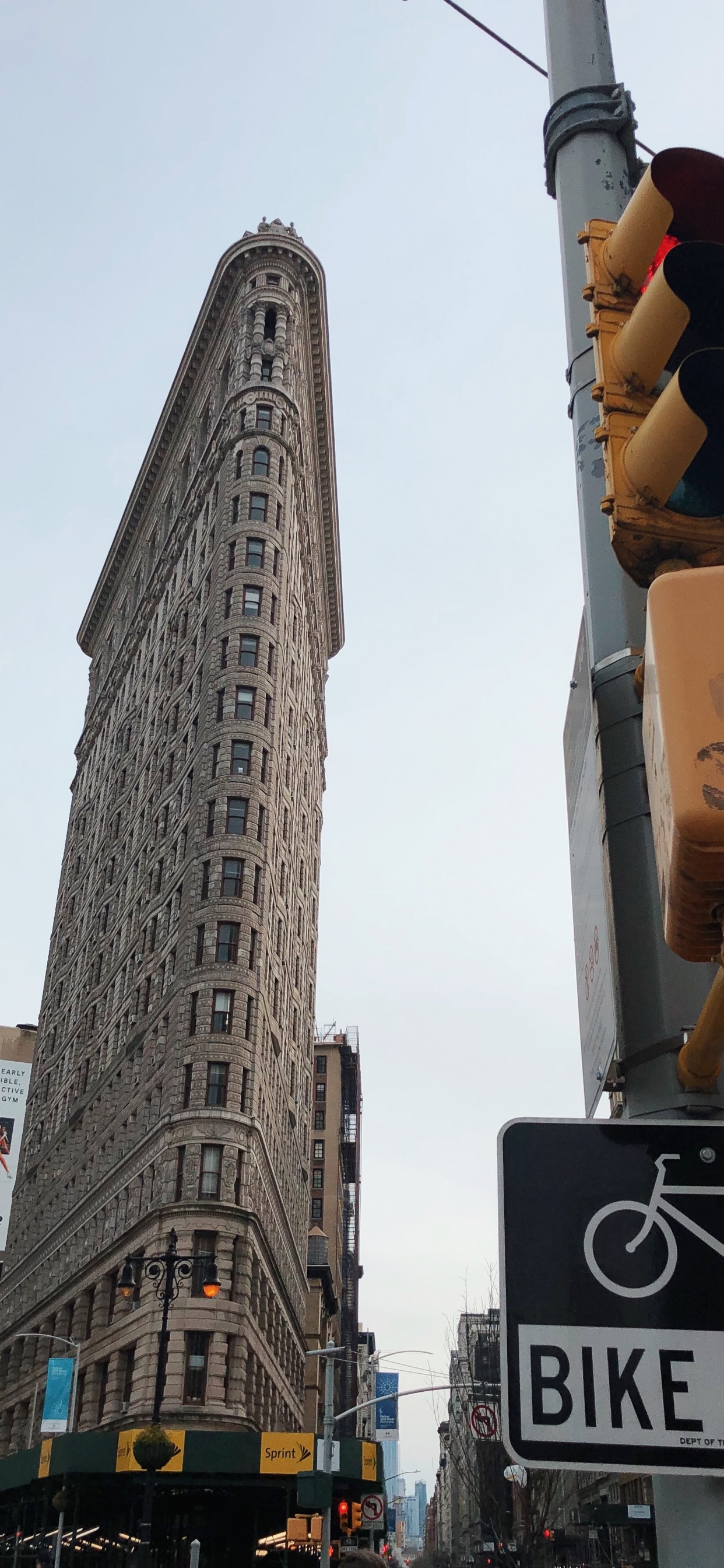 Schwarz-weißes Stadtstraßenschild. Wallpaper in 1242x2688 Resolution