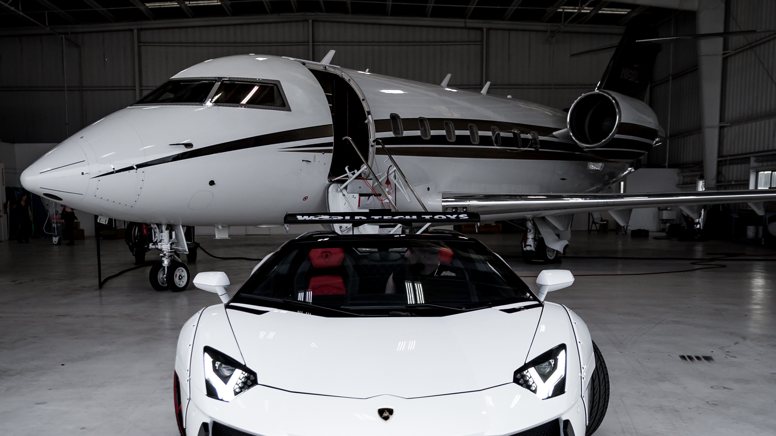 Weißer Und Schwarzer Porsche 911. Wallpaper in 2560x1440 Resolution