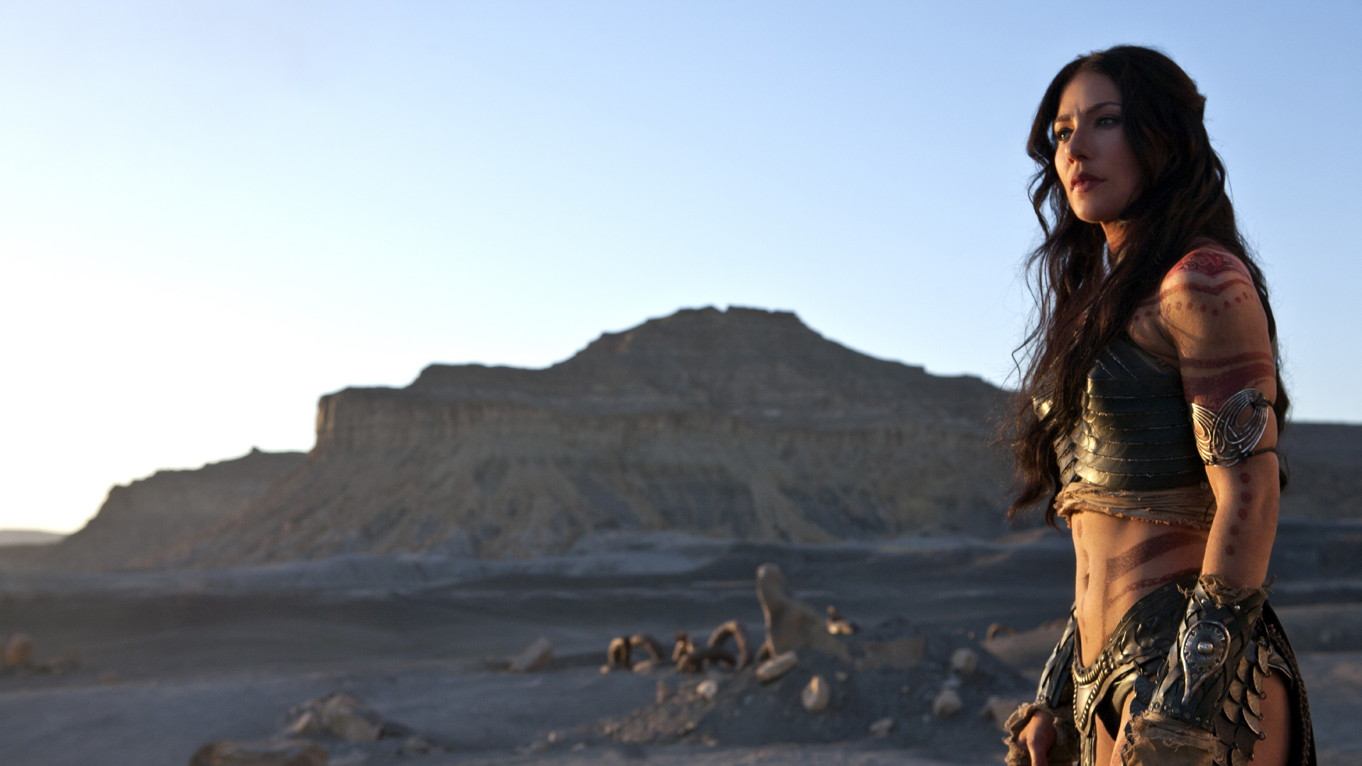 Mujer en Vestido Sin Mangas Marrón de Pie Sobre la Arena Marrón Durante el Día. Wallpaper in 1920x1080 Resolution