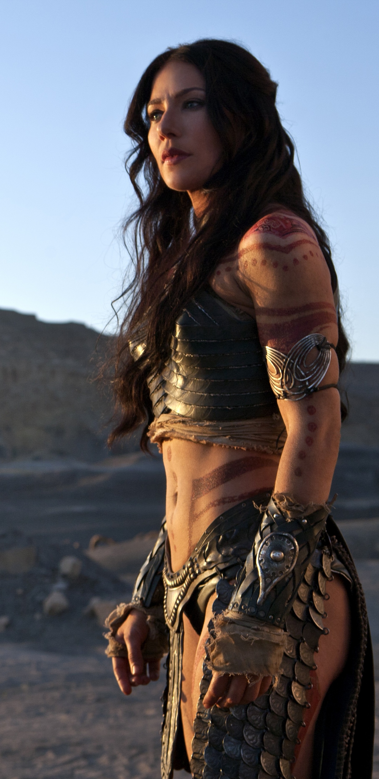 Femme en Robe Sans Manches Marron Debout Sur le Sable Marron Pendant la Journée. Wallpaper in 1440x2960 Resolution