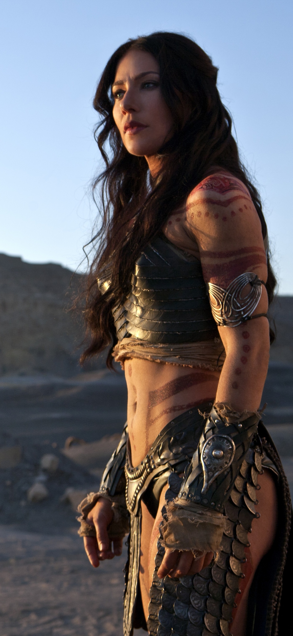 Frau in Braunem Ärmellosem Kleid, Die Tagsüber Auf Braunem Sand Steht. Wallpaper in 1242x2688 Resolution