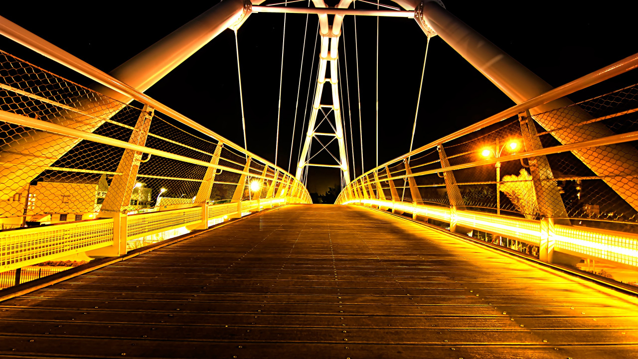 Puente de Madera Marrón Con Poste de Luz Durante la Noche. Wallpaper in 1280x720 Resolution