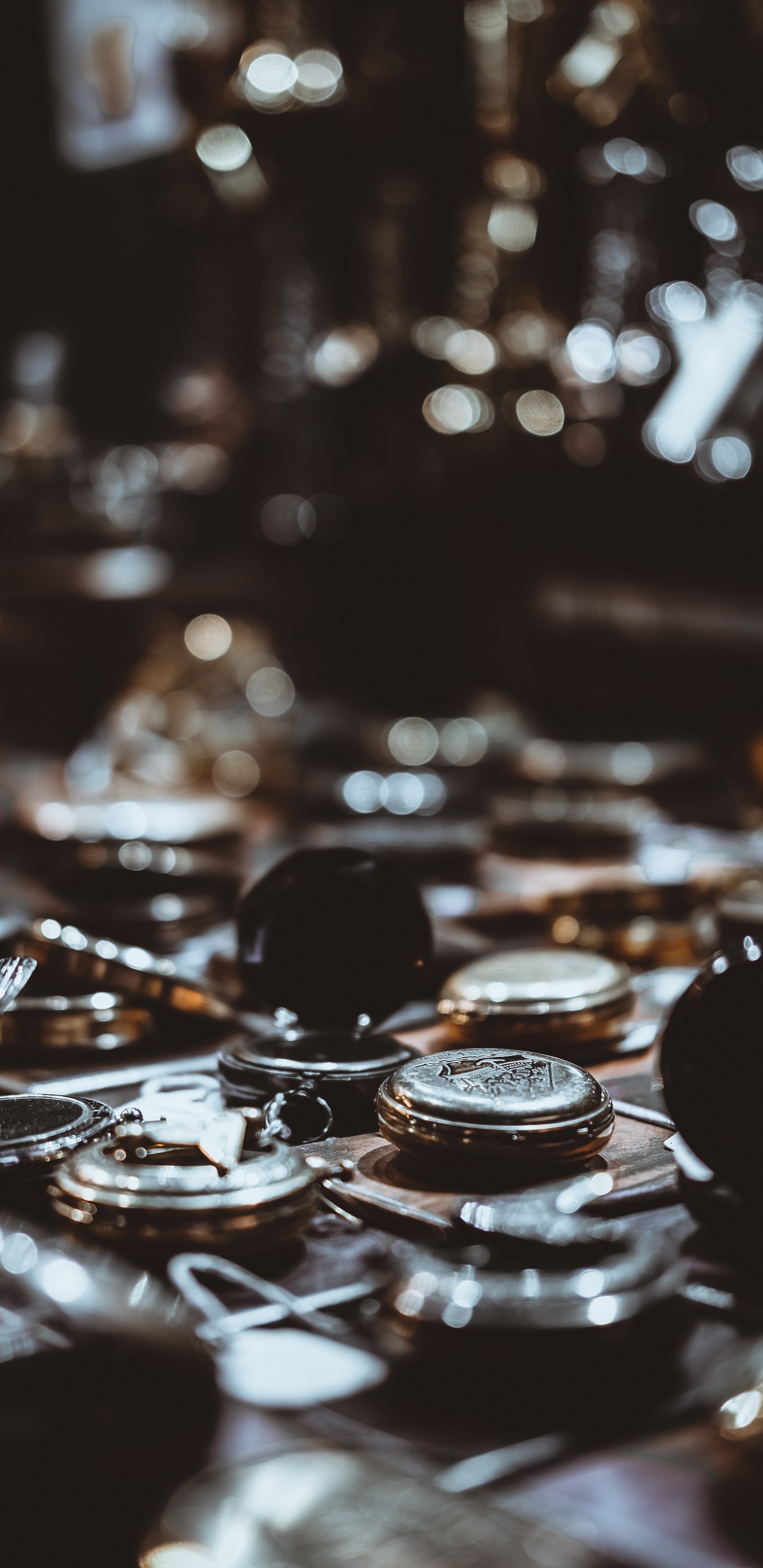 Monedas Redondas de Plata en la Mesa. Wallpaper in 1440x2960 Resolution