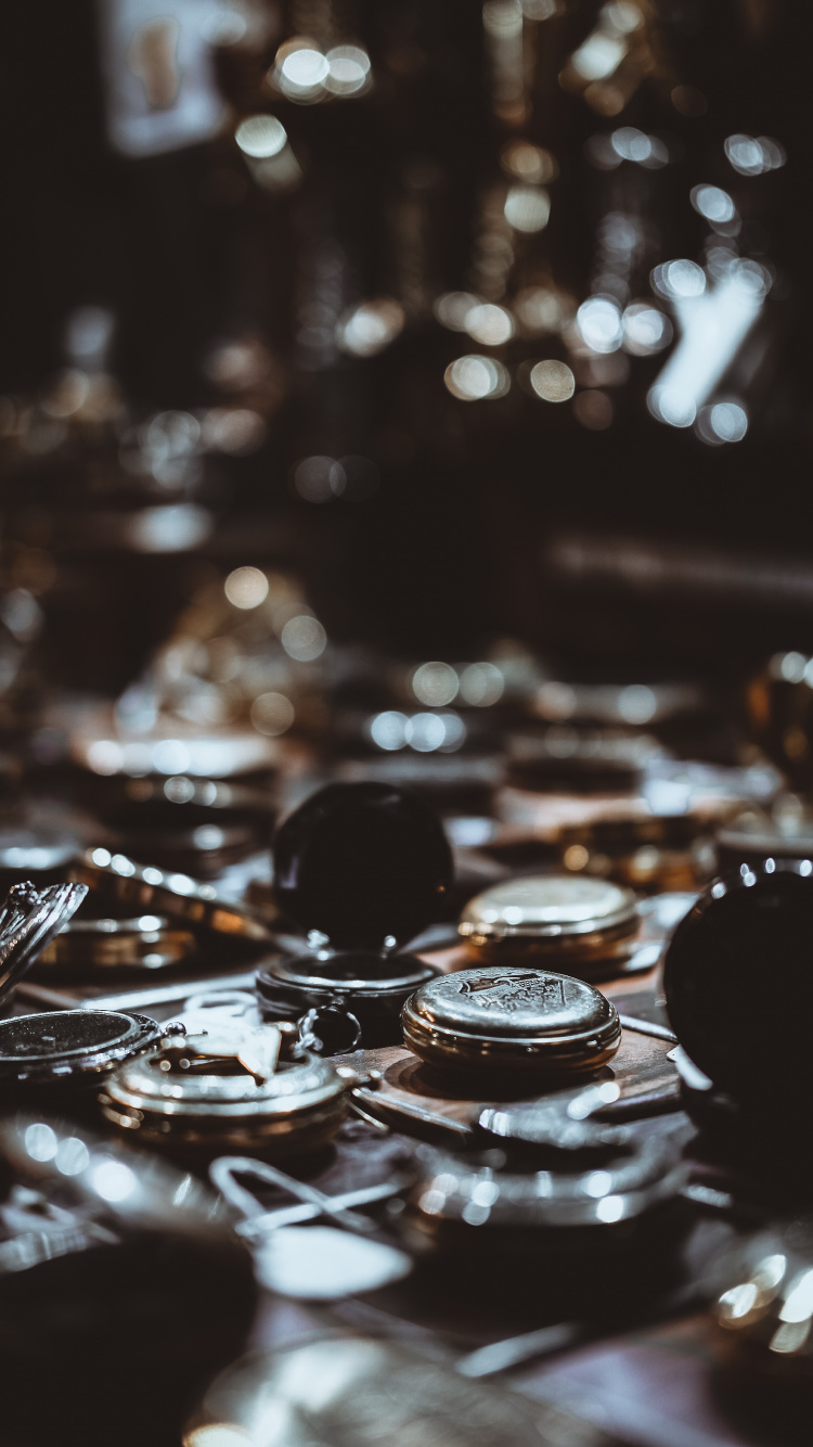 Monedas Redondas de Plata en la Mesa. Wallpaper in 750x1334 Resolution