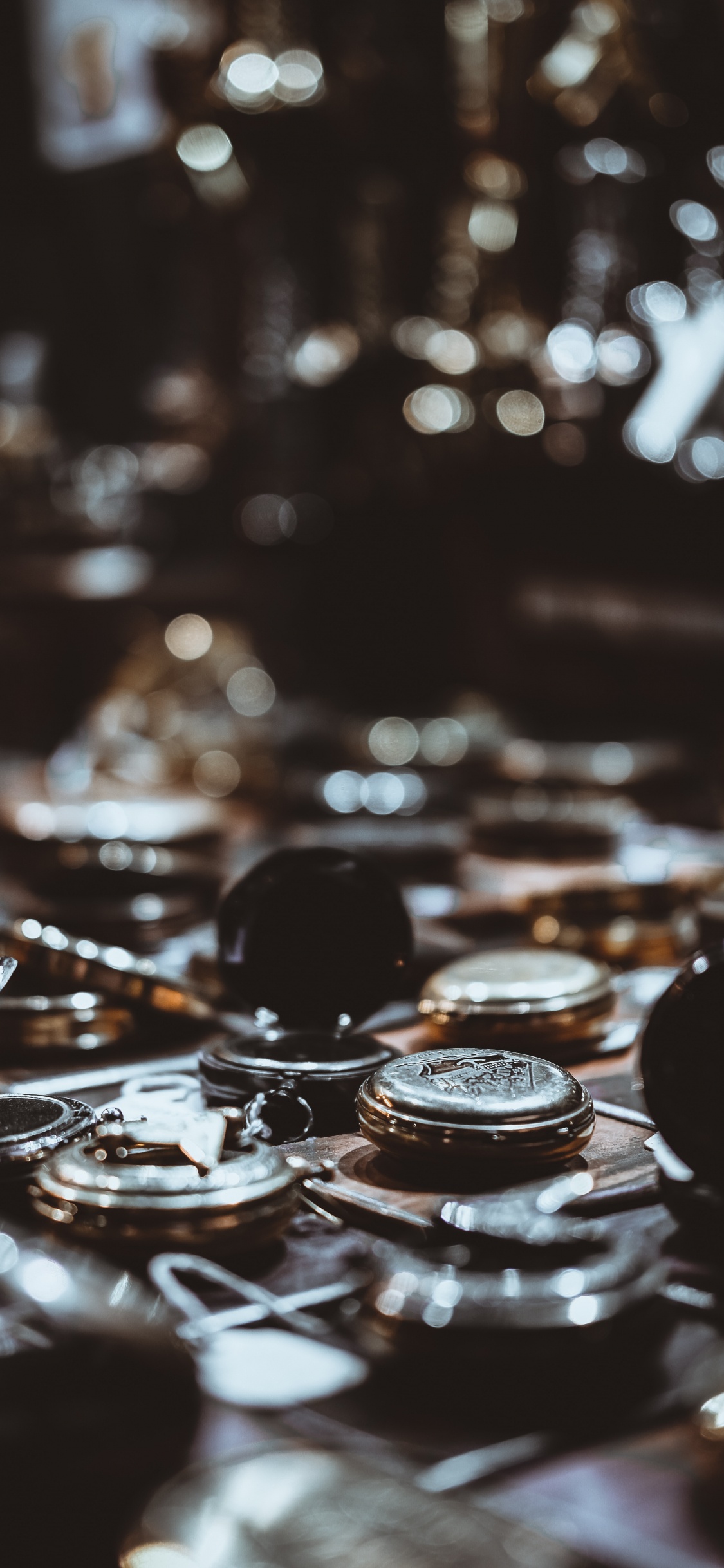 Pièces Rondes D'argent Sur la Table. Wallpaper in 1125x2436 Resolution