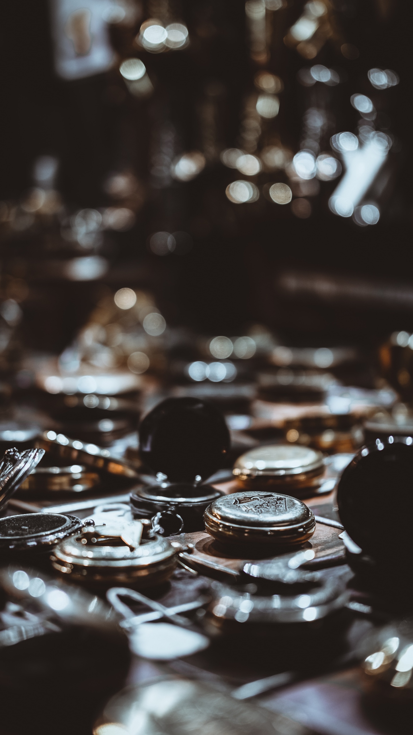 Pièces Rondes D'argent Sur la Table. Wallpaper in 1440x2560 Resolution