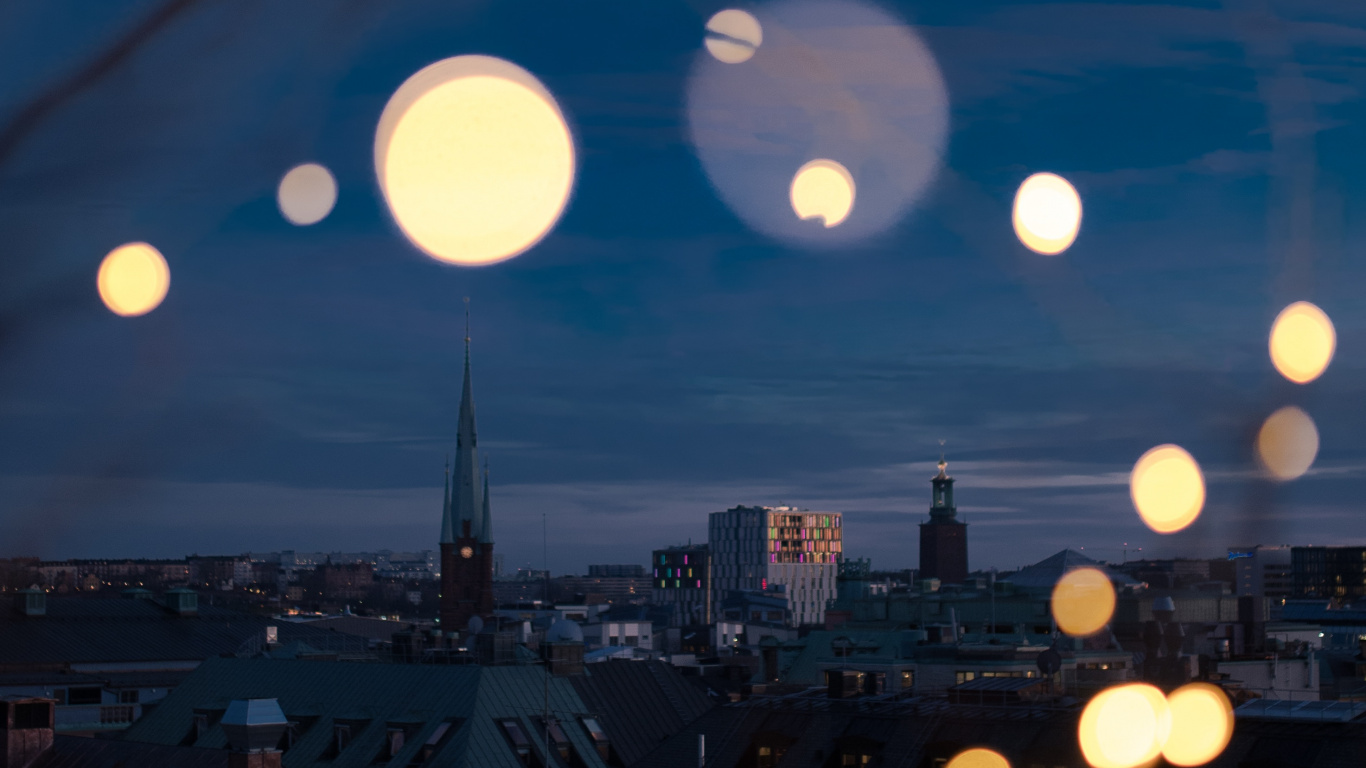 Lanternes Rondes Blanches et Noires Pendant la Nuit. Wallpaper in 1366x768 Resolution