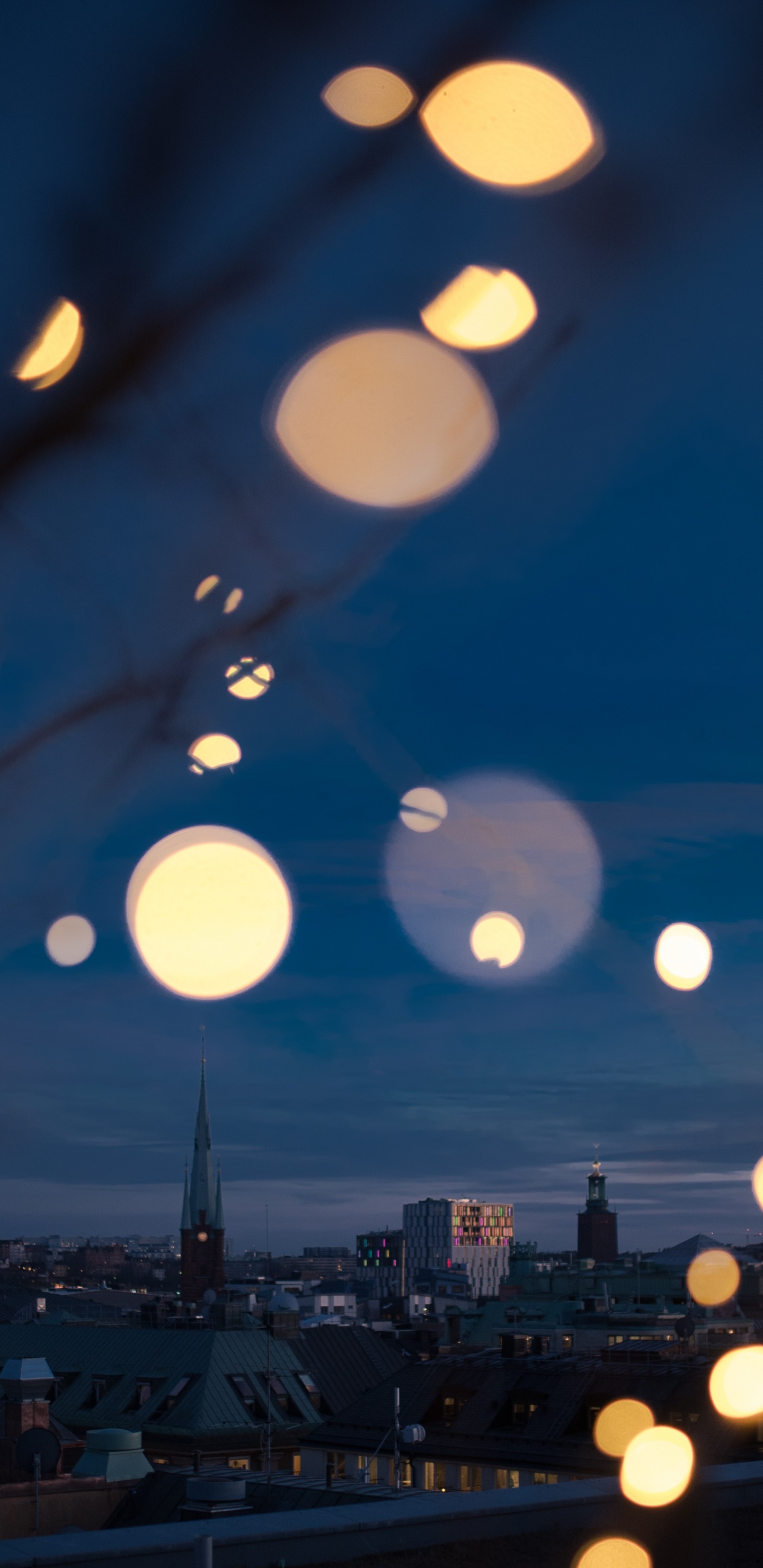 Lanternes Rondes Blanches et Noires Pendant la Nuit. Wallpaper in 1440x2960 Resolution