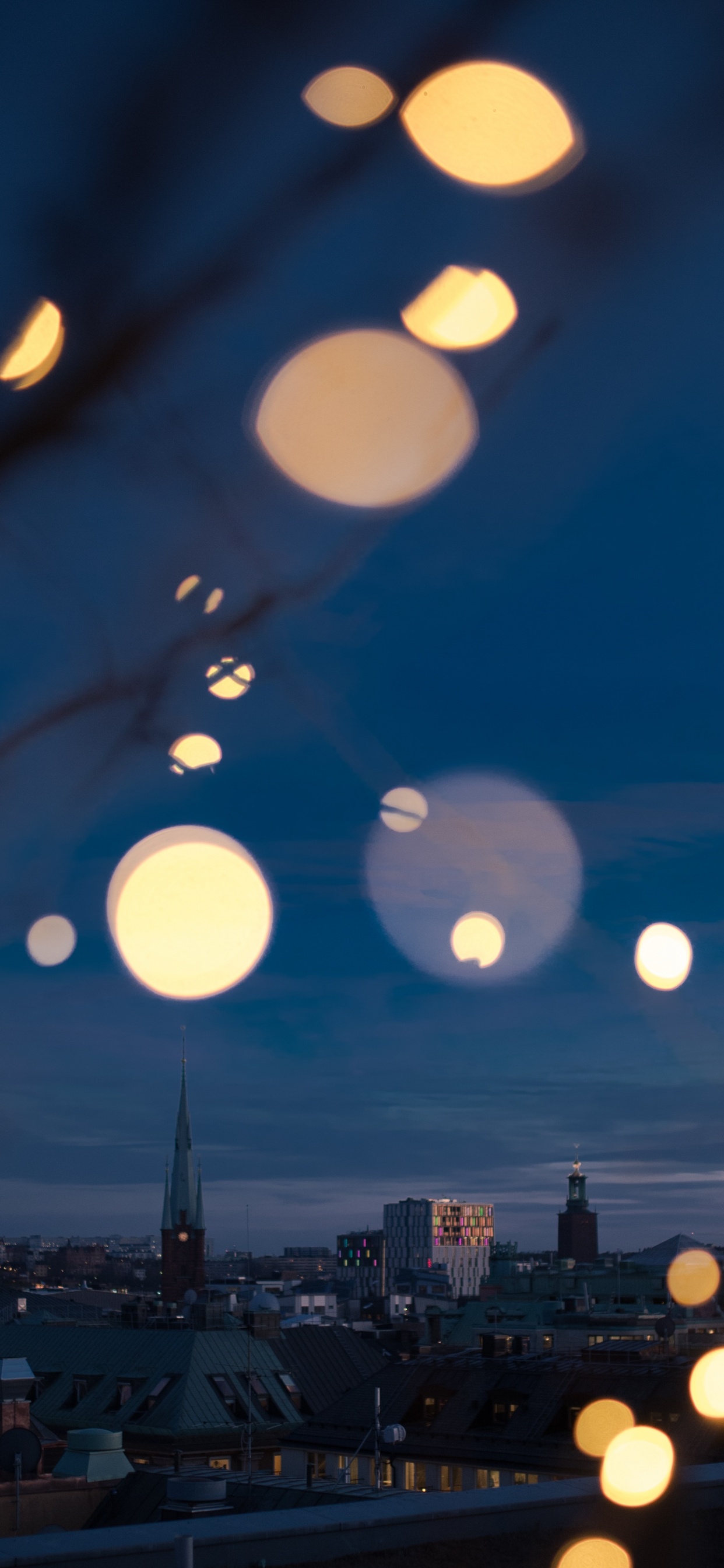 Weiße Und Schwarze Runde Laternen Während Der Nacht. Wallpaper in 1242x2688 Resolution