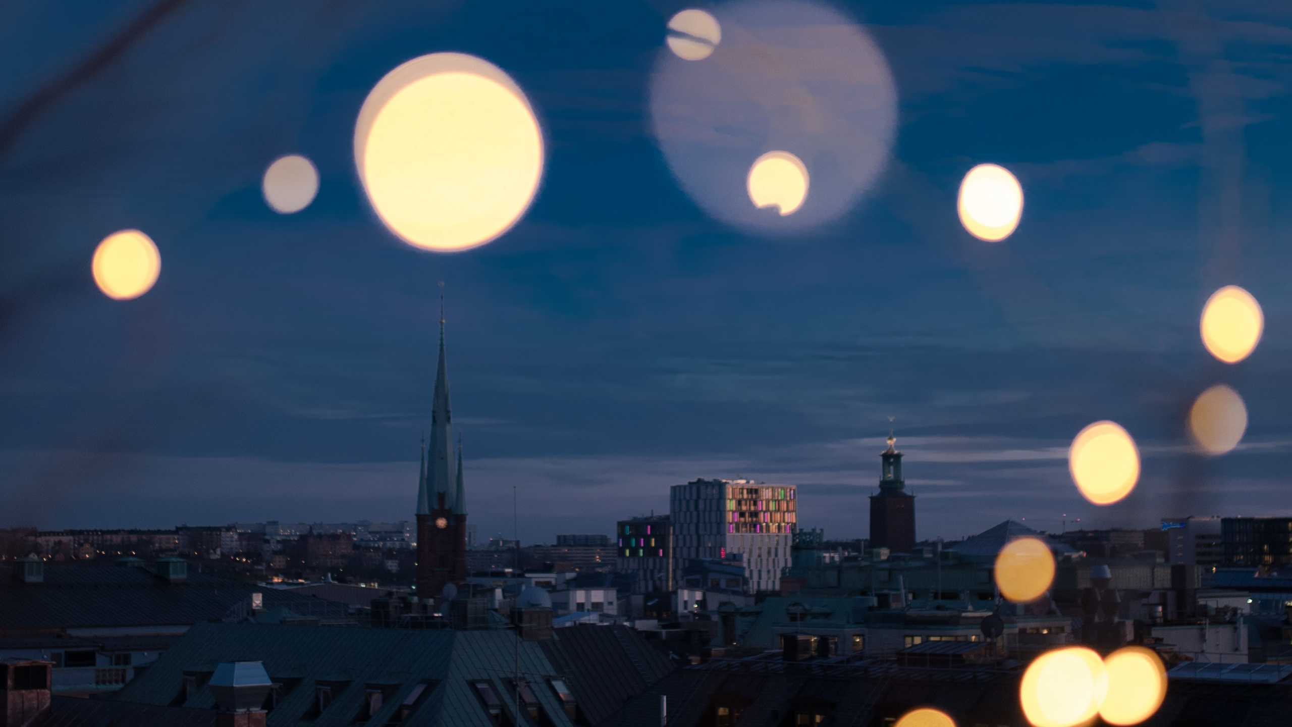 Weiße Und Schwarze Runde Laternen Während Der Nacht. Wallpaper in 2560x1440 Resolution