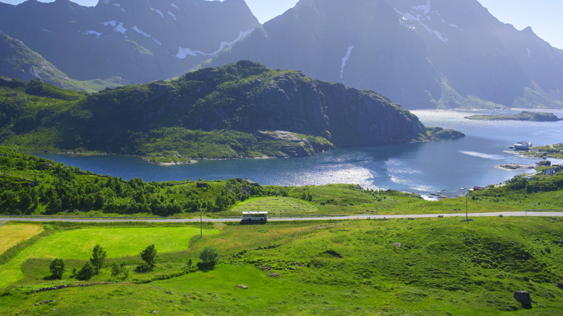 Tagsüber Grüne Wiese in Der Nähe Eines Gewässers Water. Wallpaper in 1920x1080 Resolution