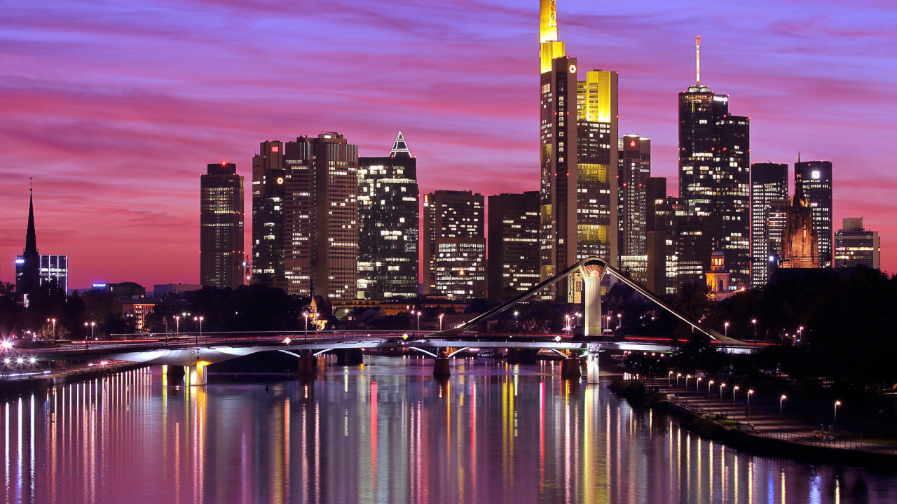 Skyline Der Stadt Über Den Fluss Während Der Nacht. Wallpaper in 1280x720 Resolution