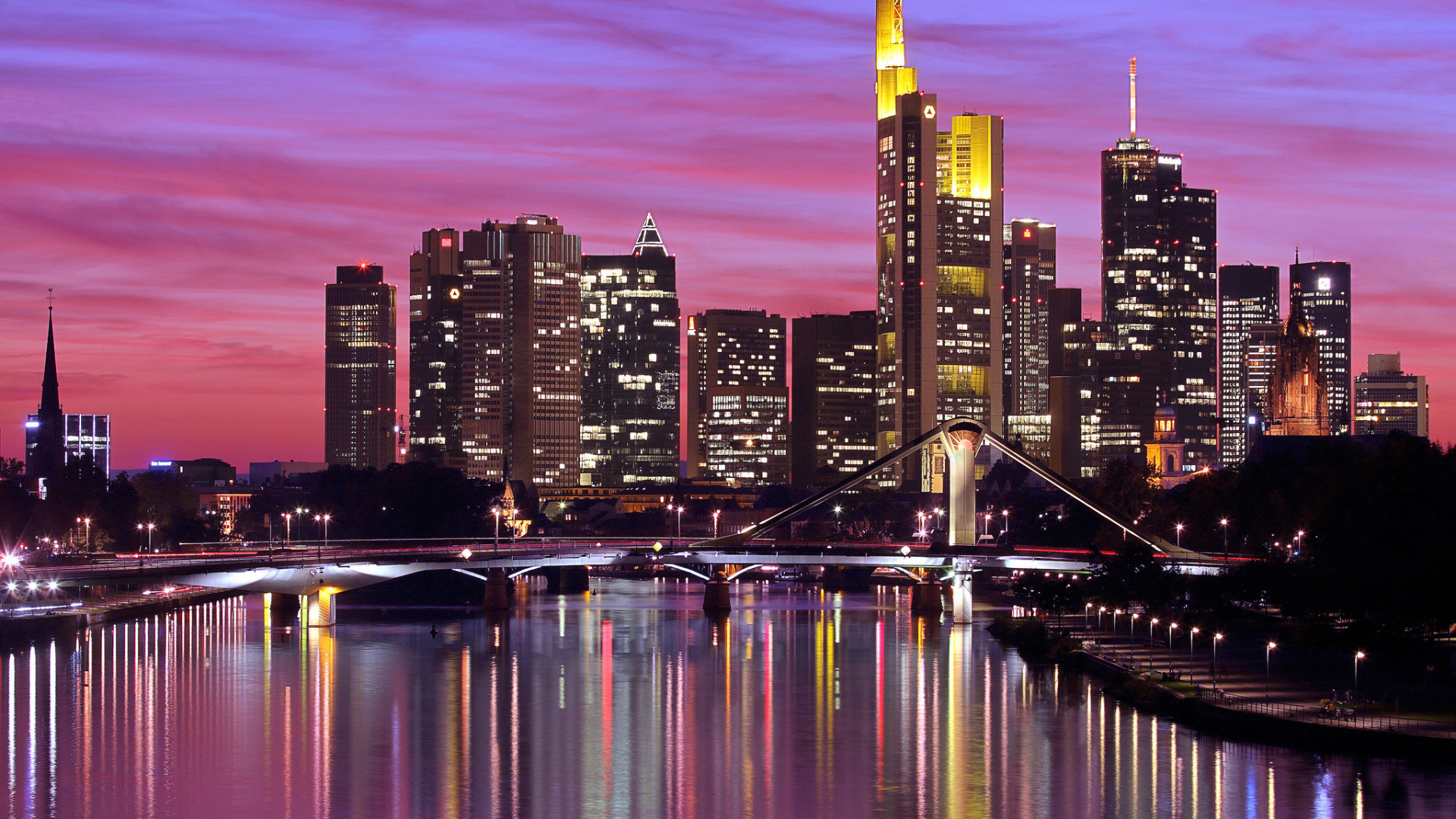 Skyline Der Stadt Über Den Fluss Während Der Nacht. Wallpaper in 1920x1080 Resolution