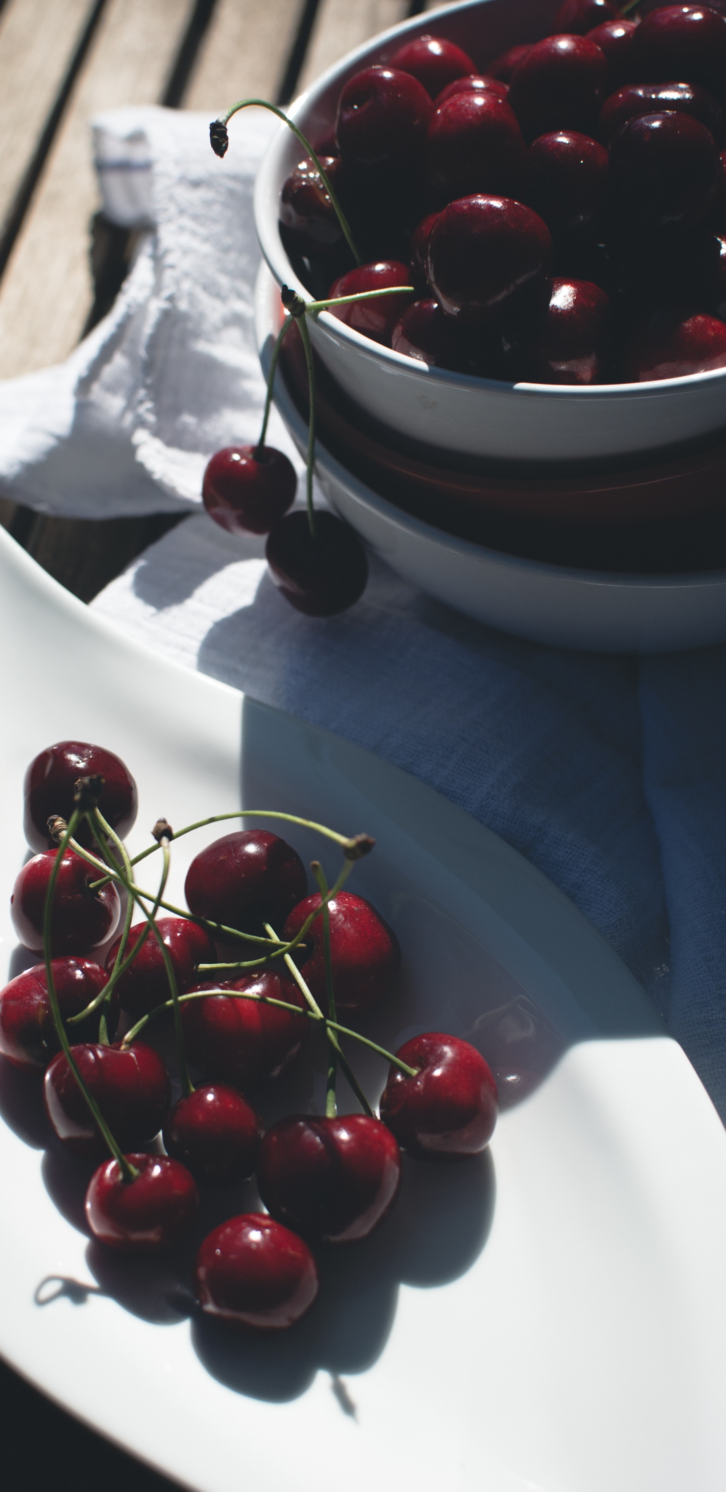 Cerises Rouges Sur Bol en Céramique Blanche. Wallpaper in 1440x2960 Resolution