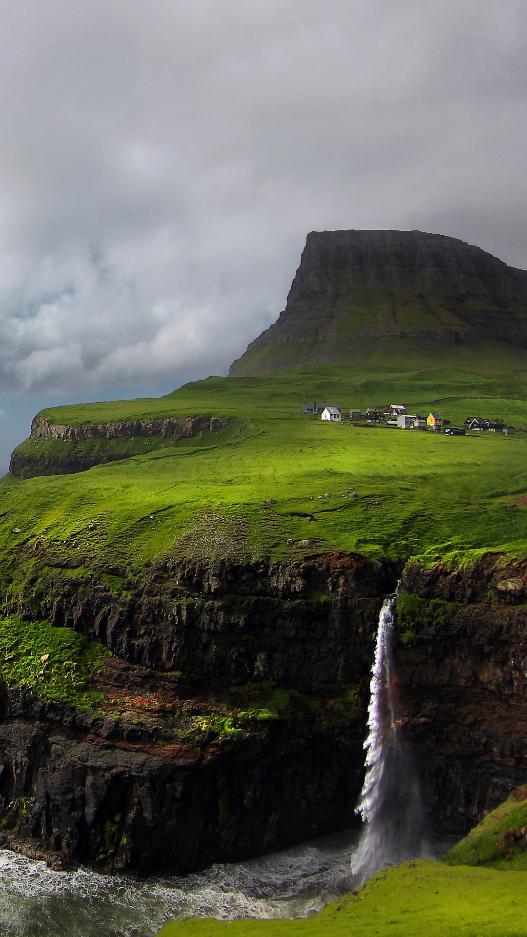 Montagne Verte et Brune à Côté de la Mer Sous un Ciel Nuageux Pendant la Journée. Wallpaper in 1080x1920 Resolution