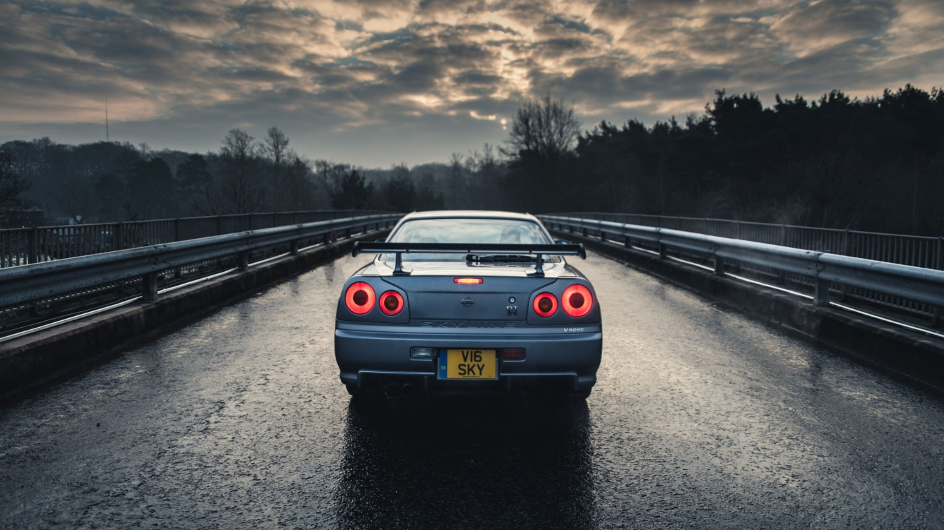 Gray Bmw m 3 on Bridge. Wallpaper in 1366x768 Resolution