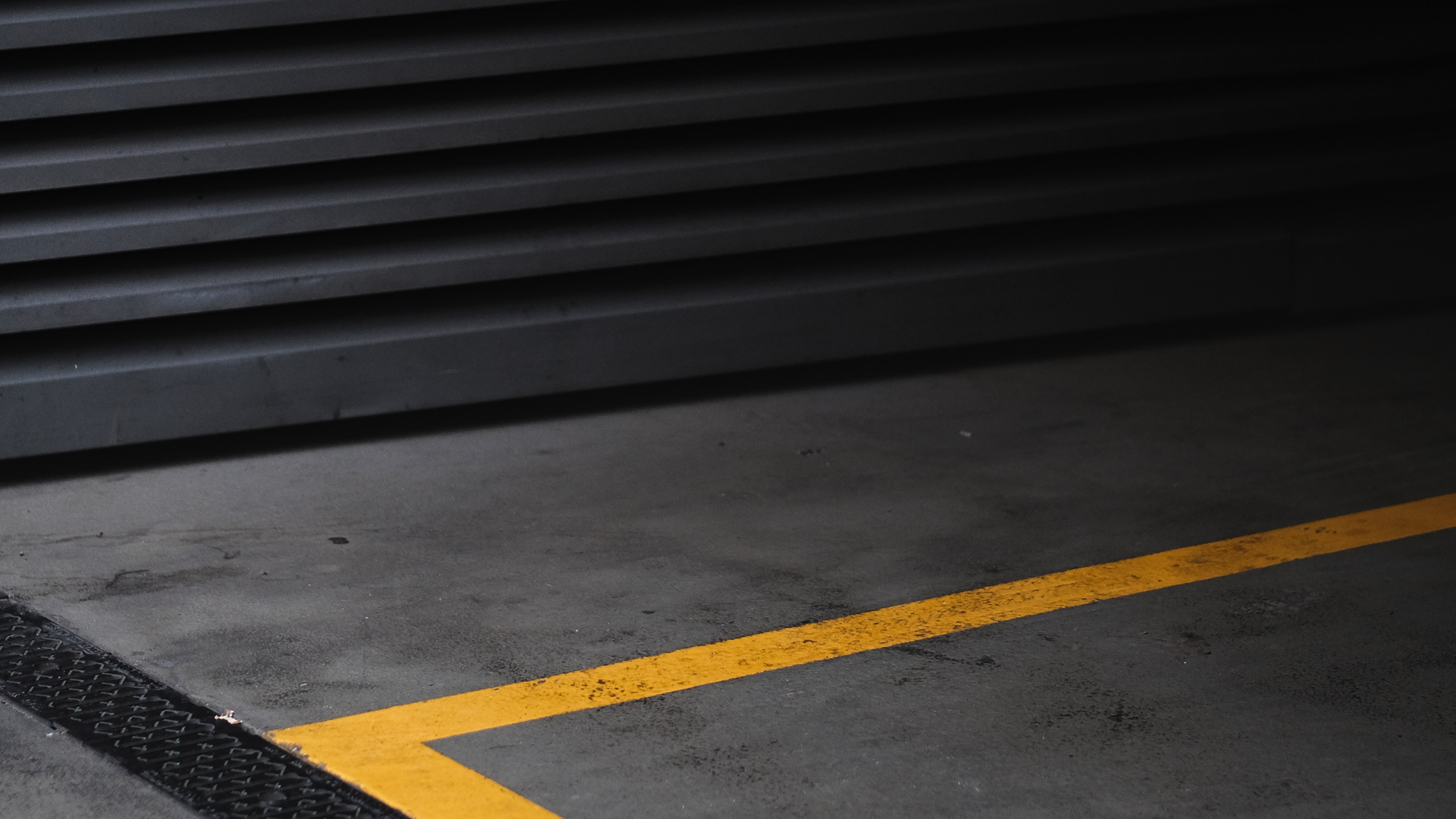 Black and Yellow Floor Mat. Wallpaper in 2560x1440 Resolution