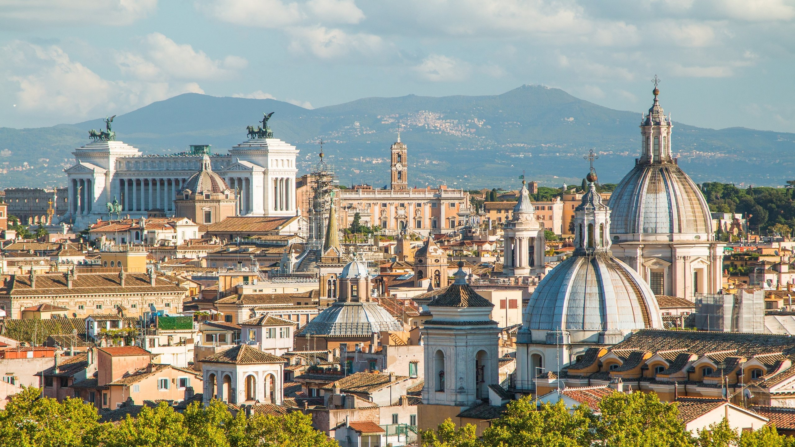 Bâtiment en Béton Blanc et Brun Près Des Arbres Verts Pendant la Journée. Wallpaper in 2560x1440 Resolution