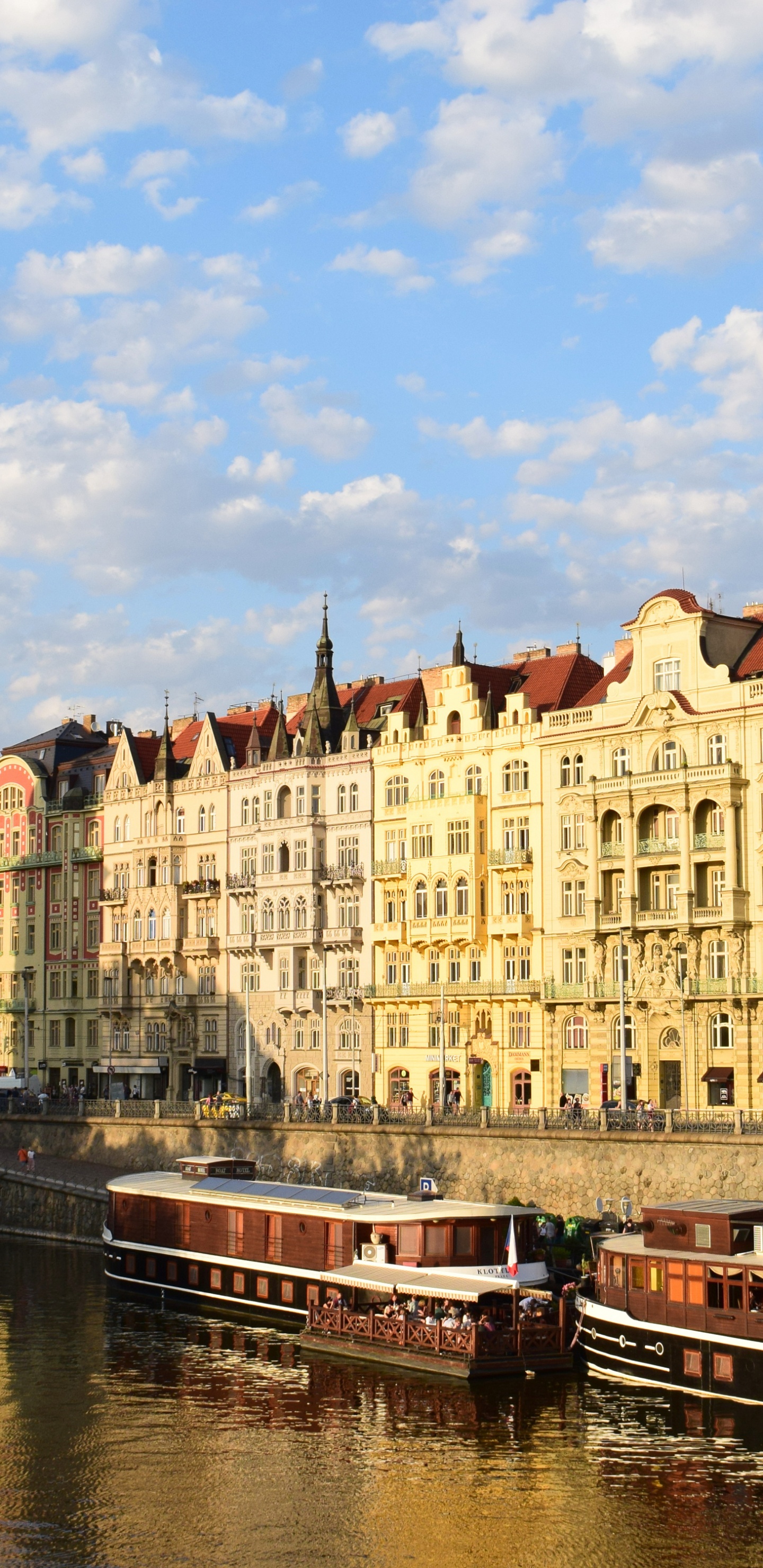 Edificio de Hormigón Marrón Cerca Del Río Durante el Día. Wallpaper in 1440x2960 Resolution