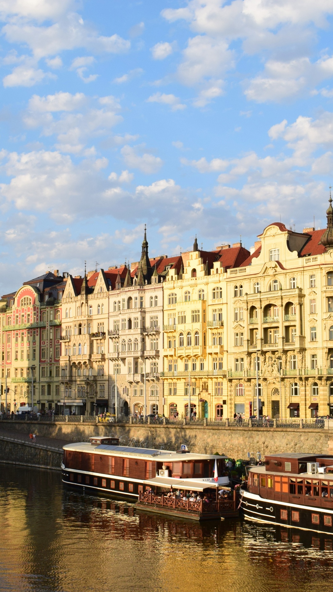 Braunes Betongebäude in Der Nähe Des Flusses Tagsüber. Wallpaper in 1080x1920 Resolution