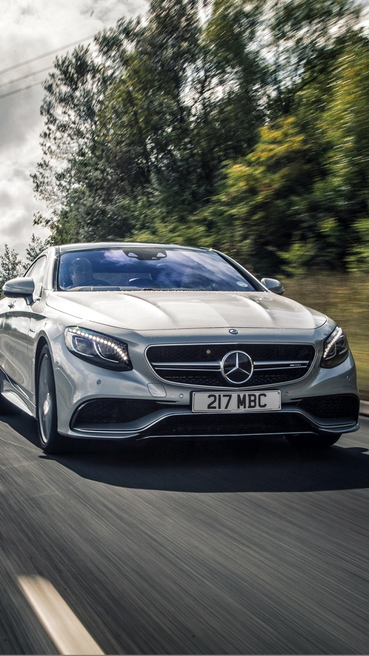 Mercedes Benz Coupé Bleu Sur Route Pendant la Journée. Wallpaper in 720x1280 Resolution