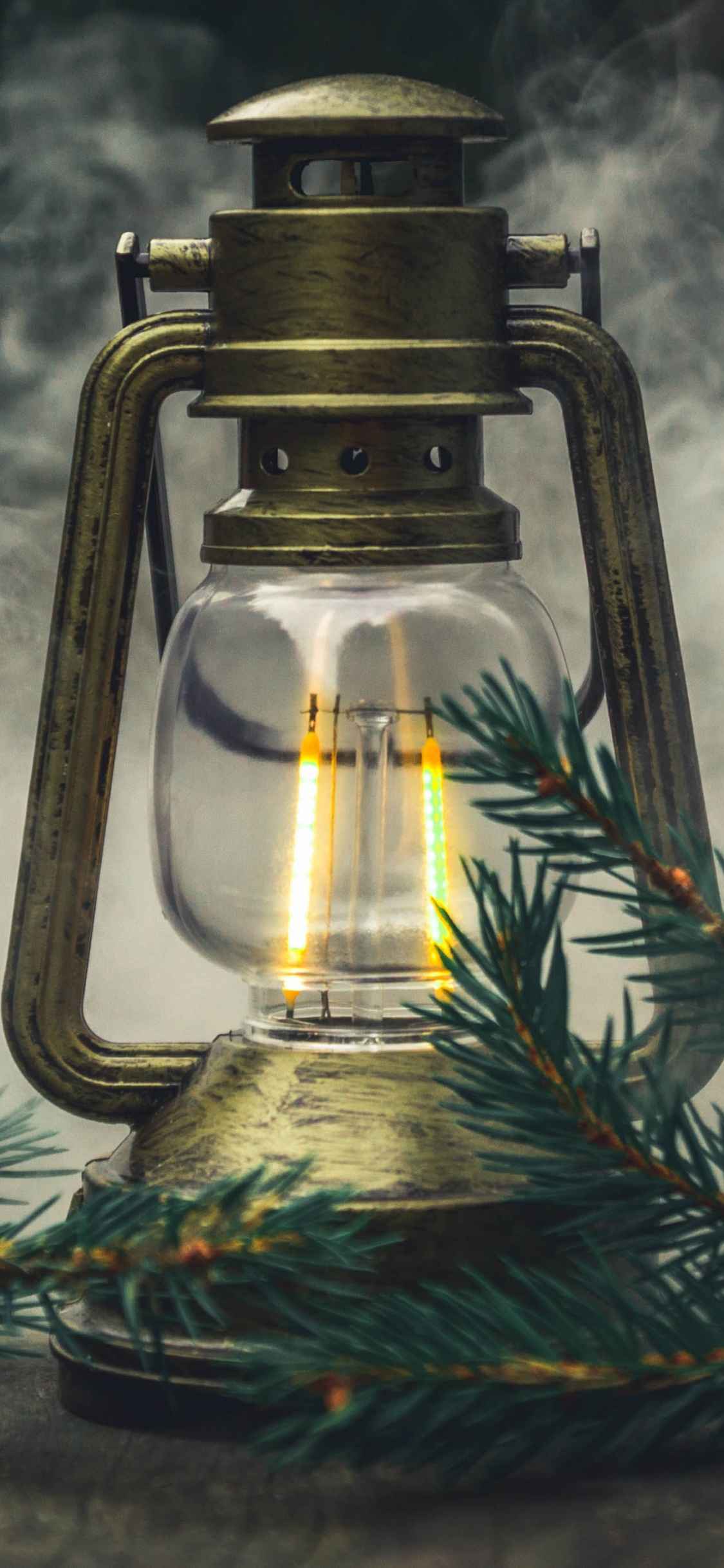 Klarglasflasche Mit Gelber Flüssigkeit. Wallpaper in 1125x2436 Resolution