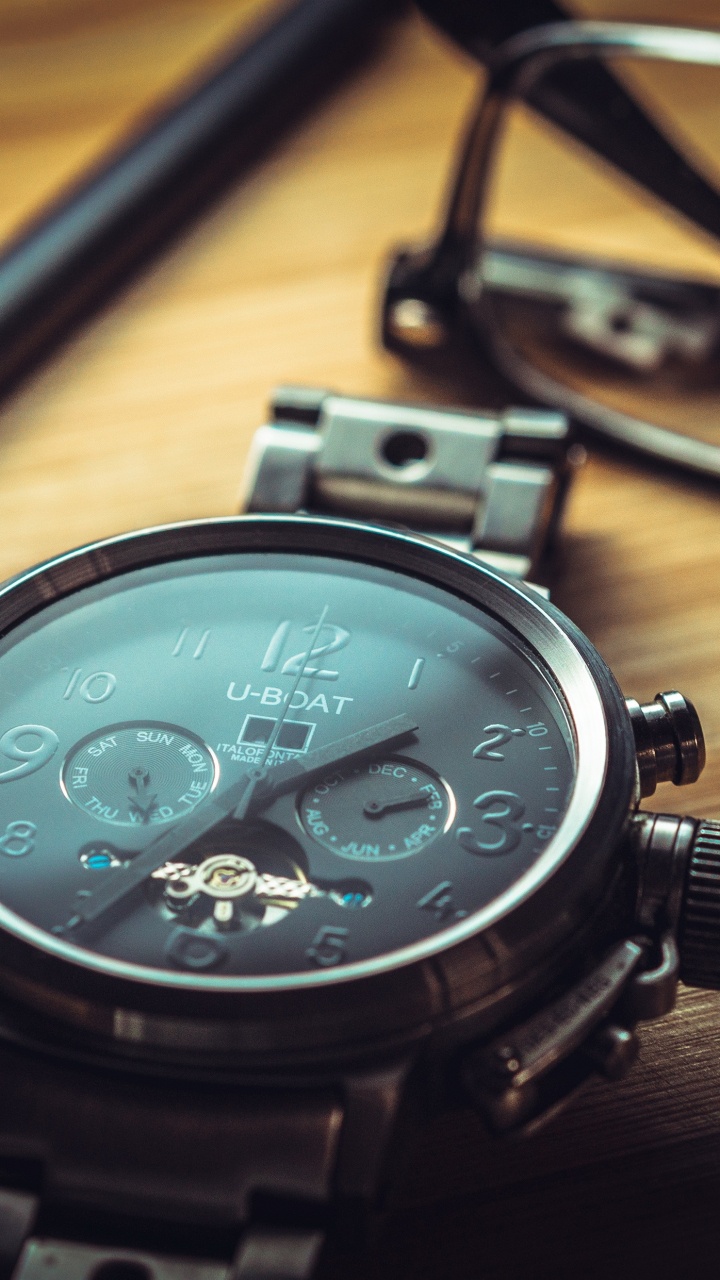 Reloj Cronógrafo Negro y Plateado Sobre Mesa de Madera Marrón. Wallpaper in 720x1280 Resolution