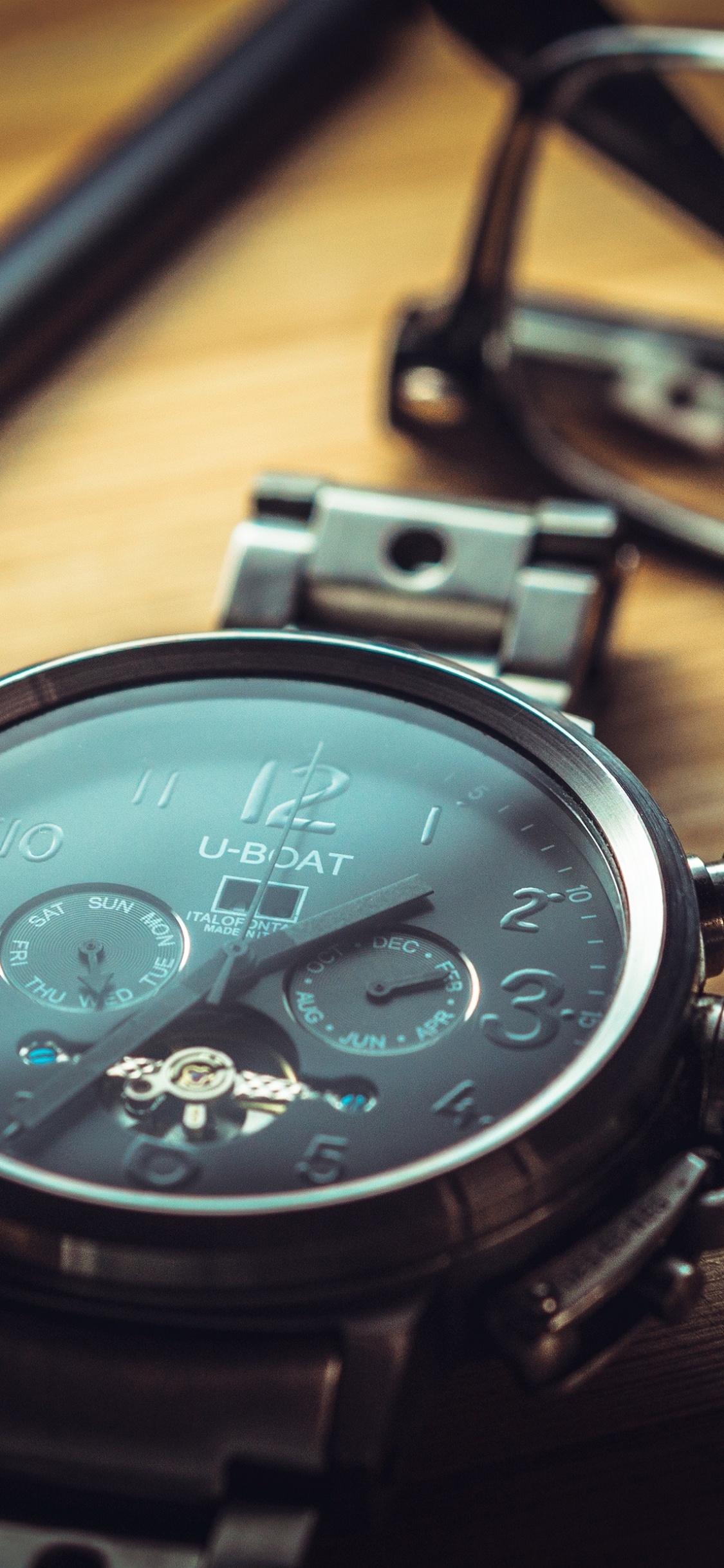 Montre Chronographe Noir et Argent Sur Table en Bois Marron. Wallpaper in 1125x2436 Resolution