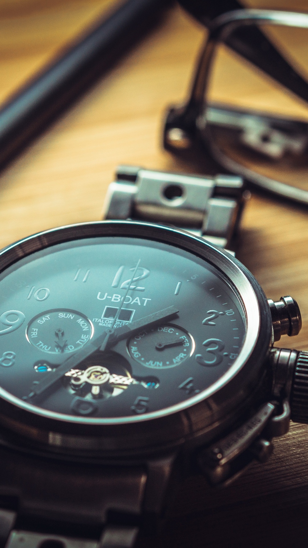 Schwarz-silberne Chronographenuhr Auf Braunem Holztisch. Wallpaper in 1080x1920 Resolution