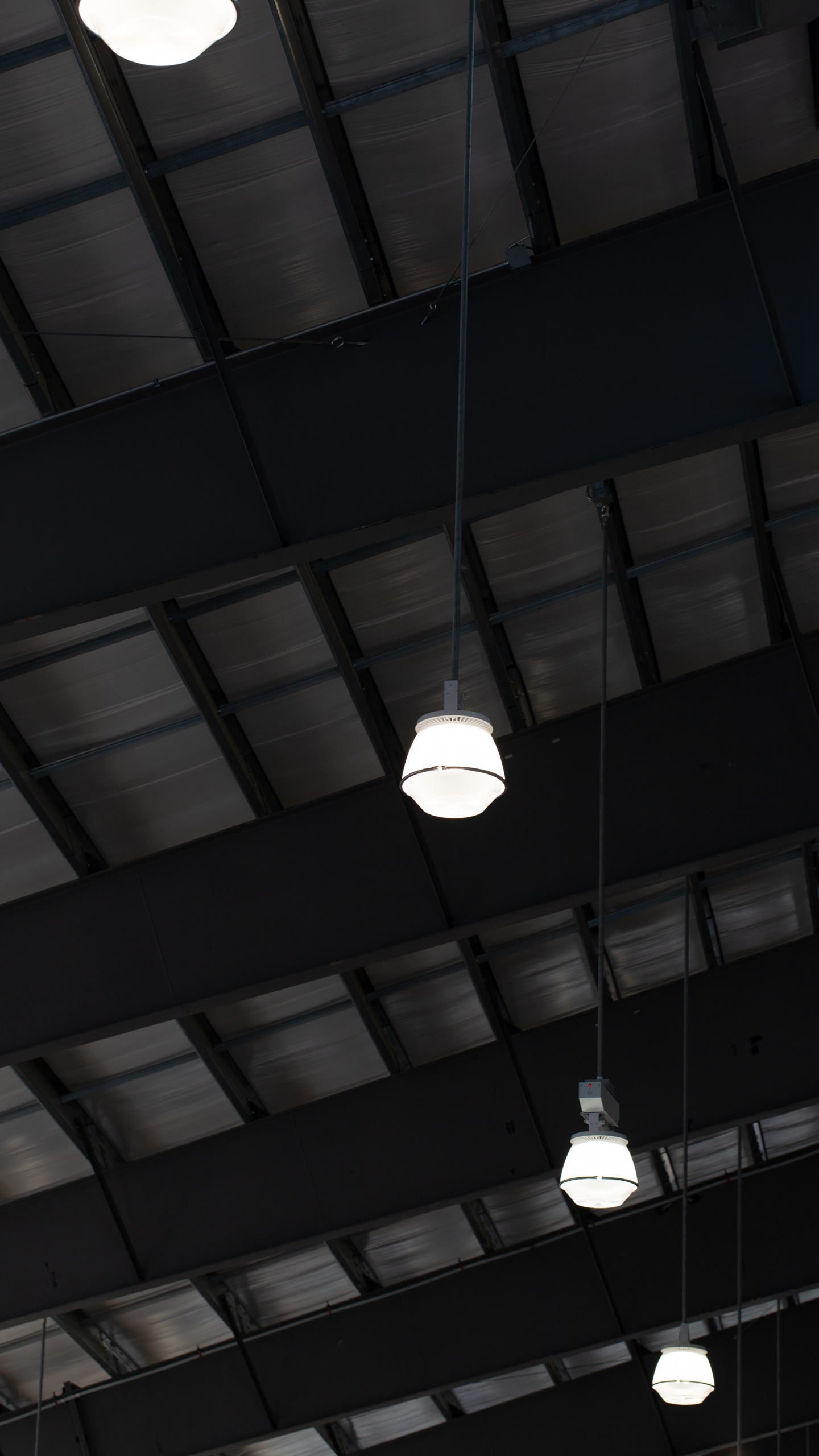 Suspension Blanche Allumée Dans la Chambre. Wallpaper in 1440x2560 Resolution