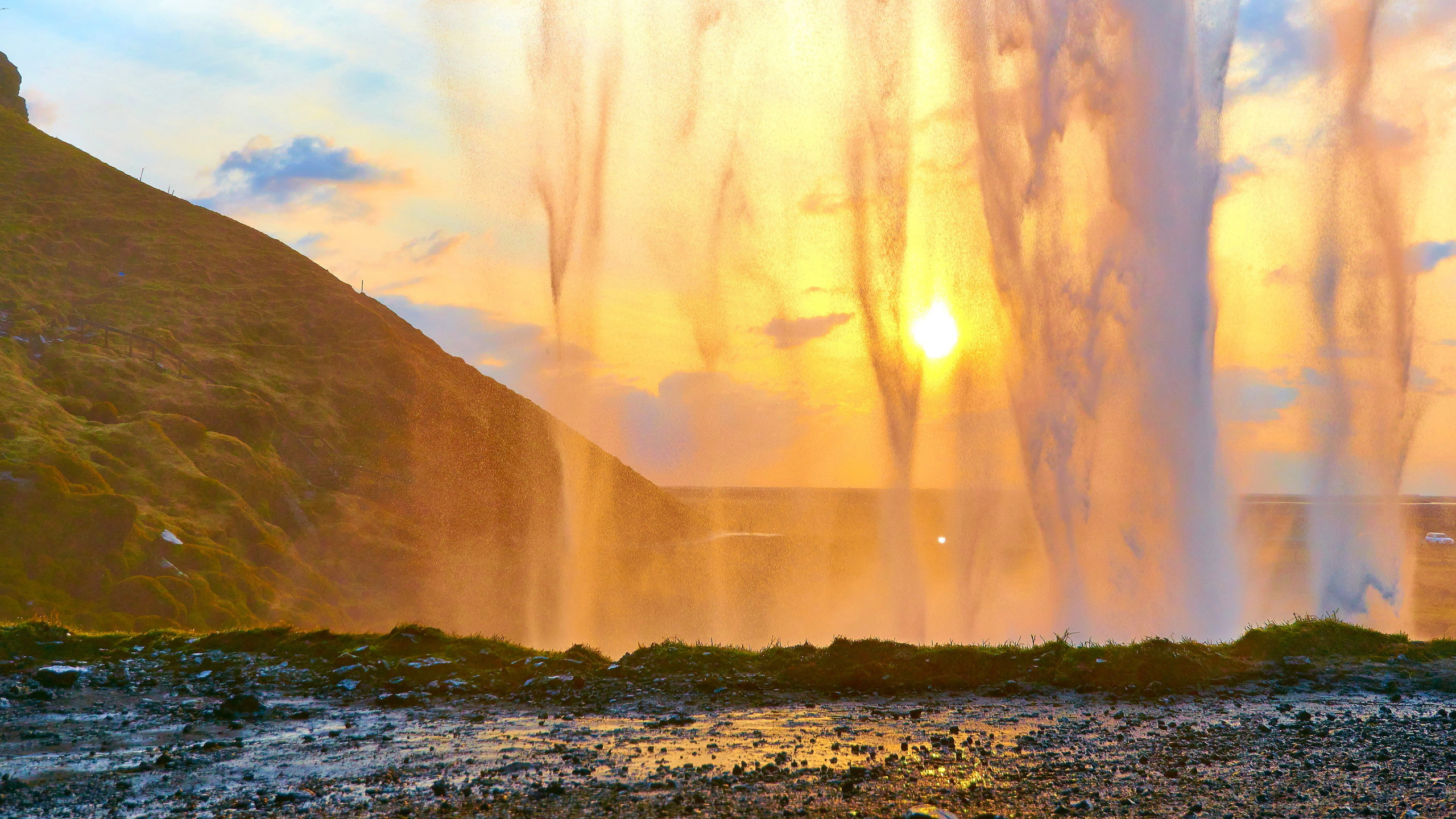L'eau Tombe Sur la Montagne Pendant la Journée. Wallpaper in 2560x1440 Resolution