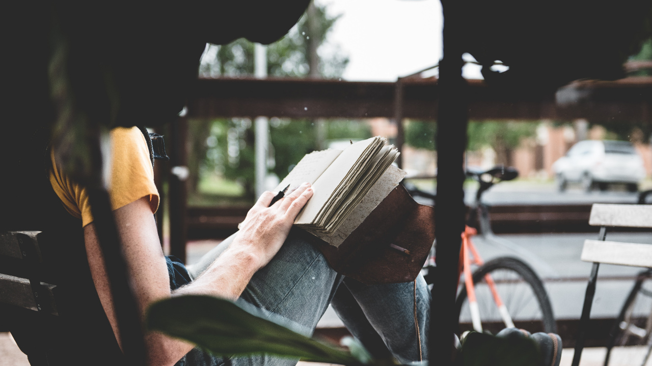 Homme en T-shirt Noir et Jean Bleu Assis Sur Une Chaise, Livre de Lecture. Wallpaper in 1280x720 Resolution